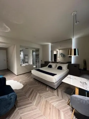 Shower, Bed in Hotel Motel Top