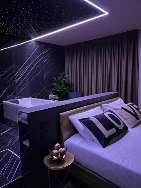 Shower, Bed in Hotel Motel Top