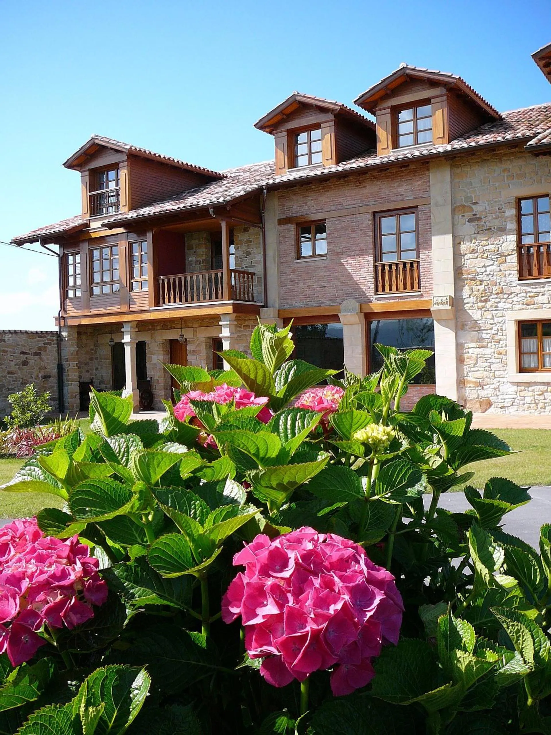 Facade/entrance in Hotel Casona De Tresali