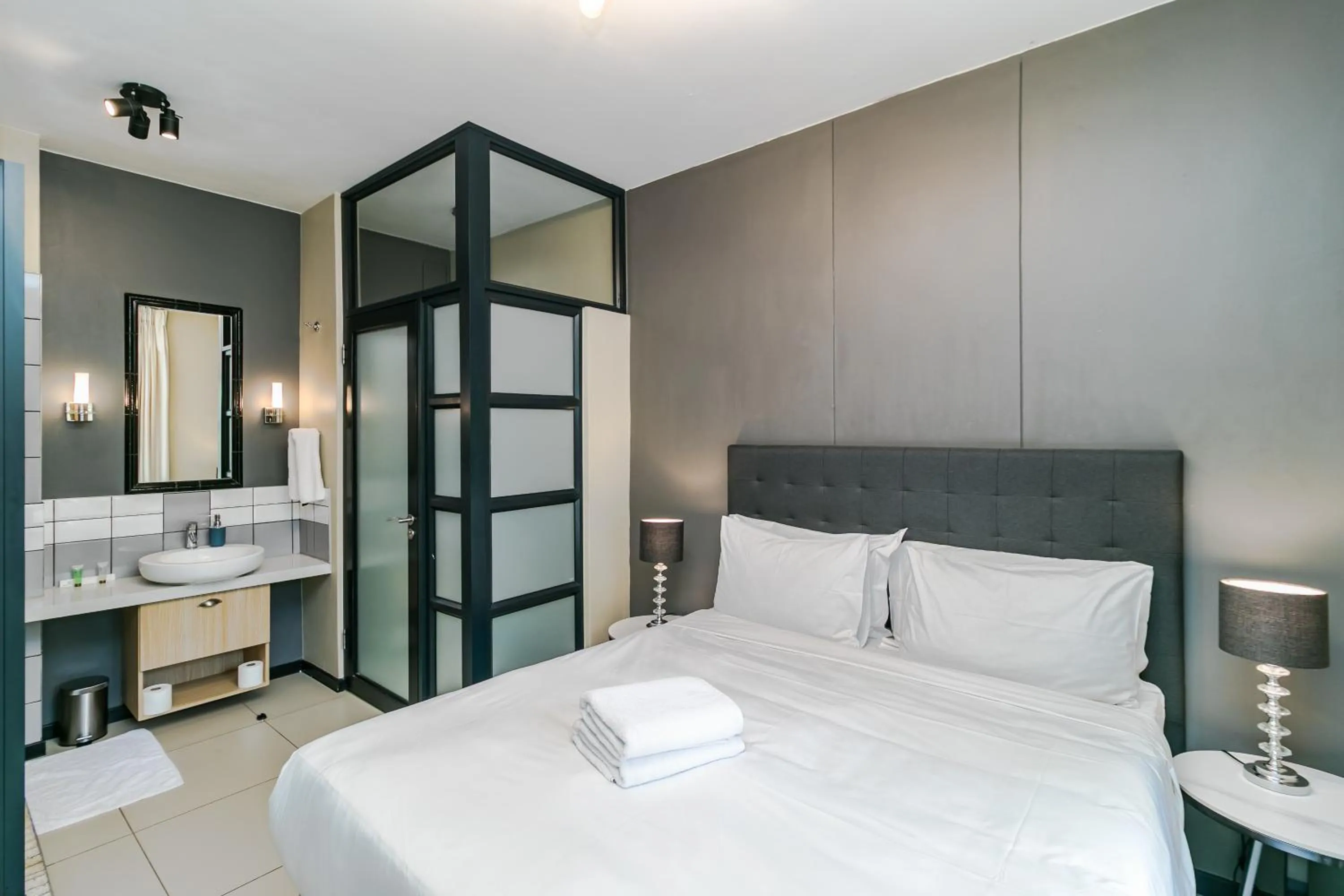 Bedroom, Bed in Easy Stay - The Vantage Rosebank