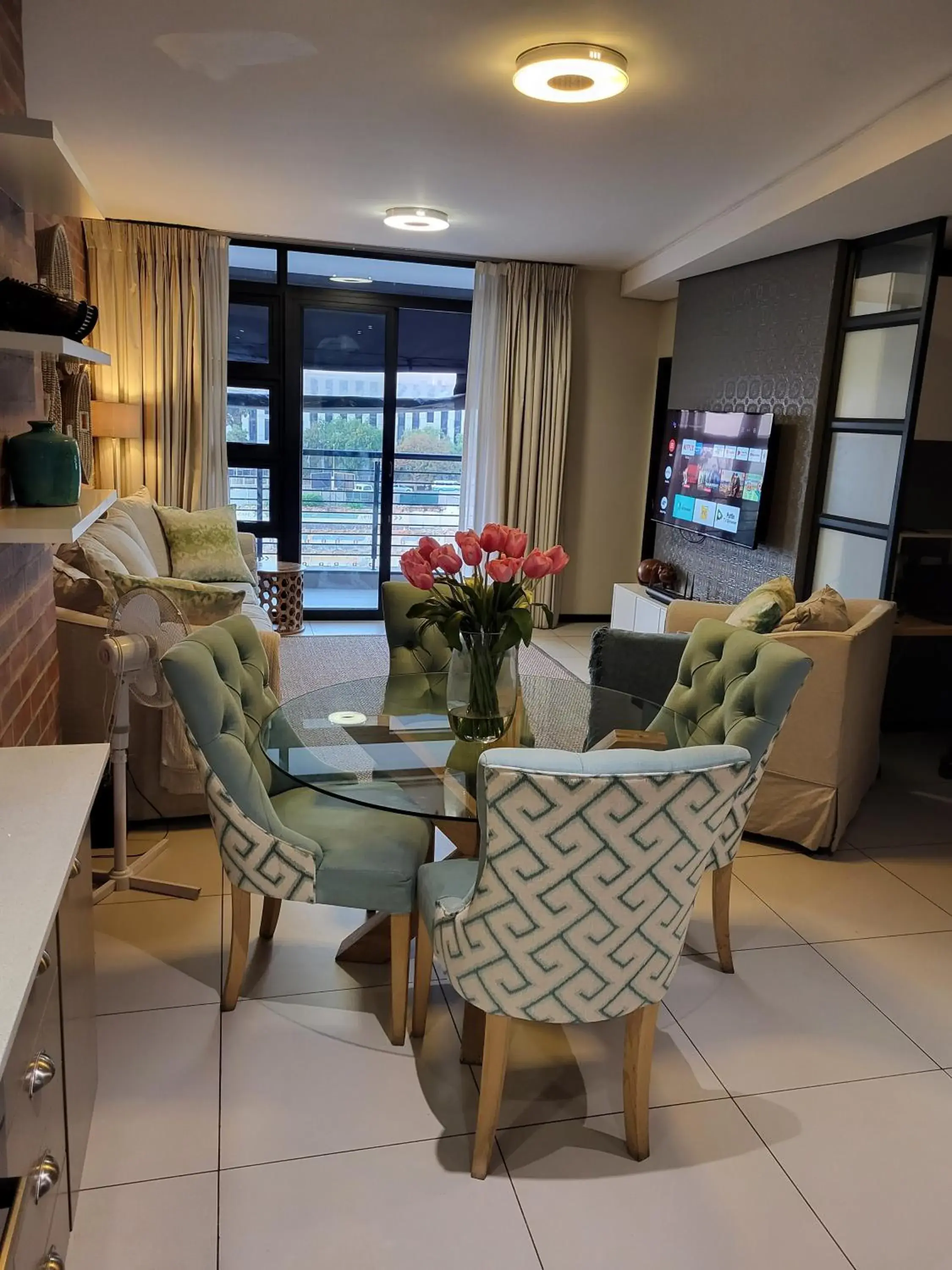 Apartment with Balcony in Easy Stay - The Vantage Rosebank Apartment with Balcony in Easy Stay - The Vantage Rosebank