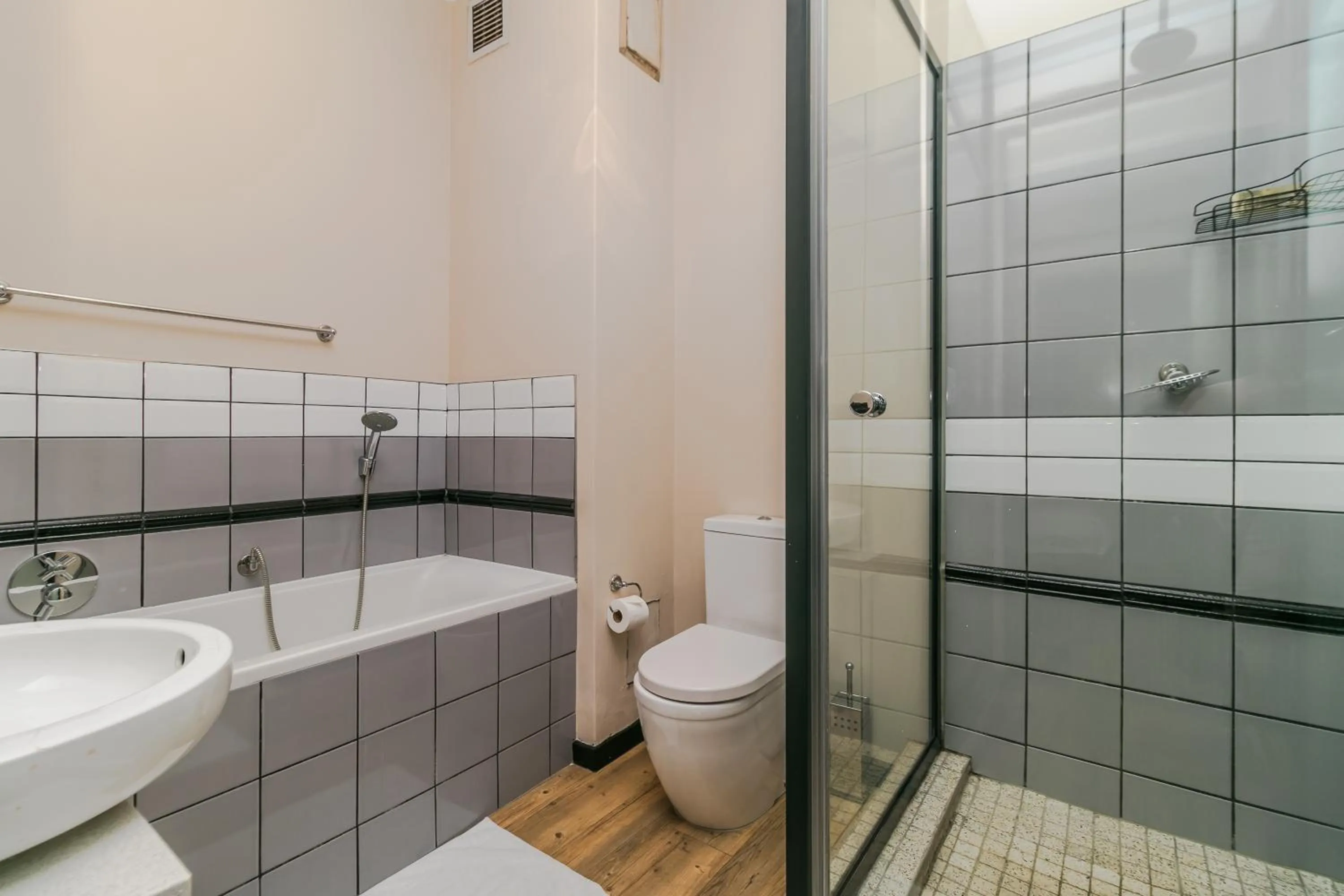 Bathroom in Easy Stay - The Vantage Rosebank