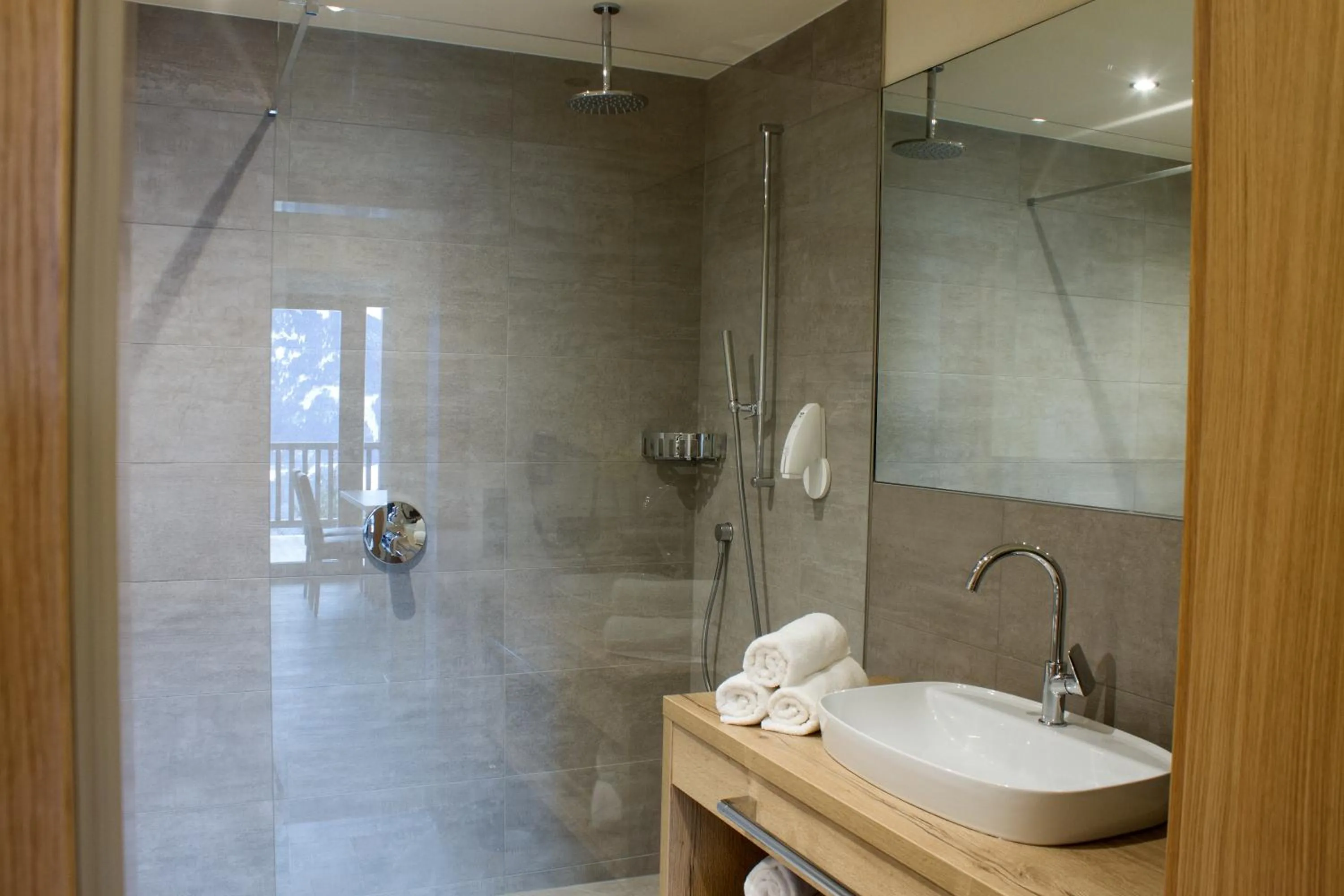 Shower in Panorama Apart Weisses Rössl