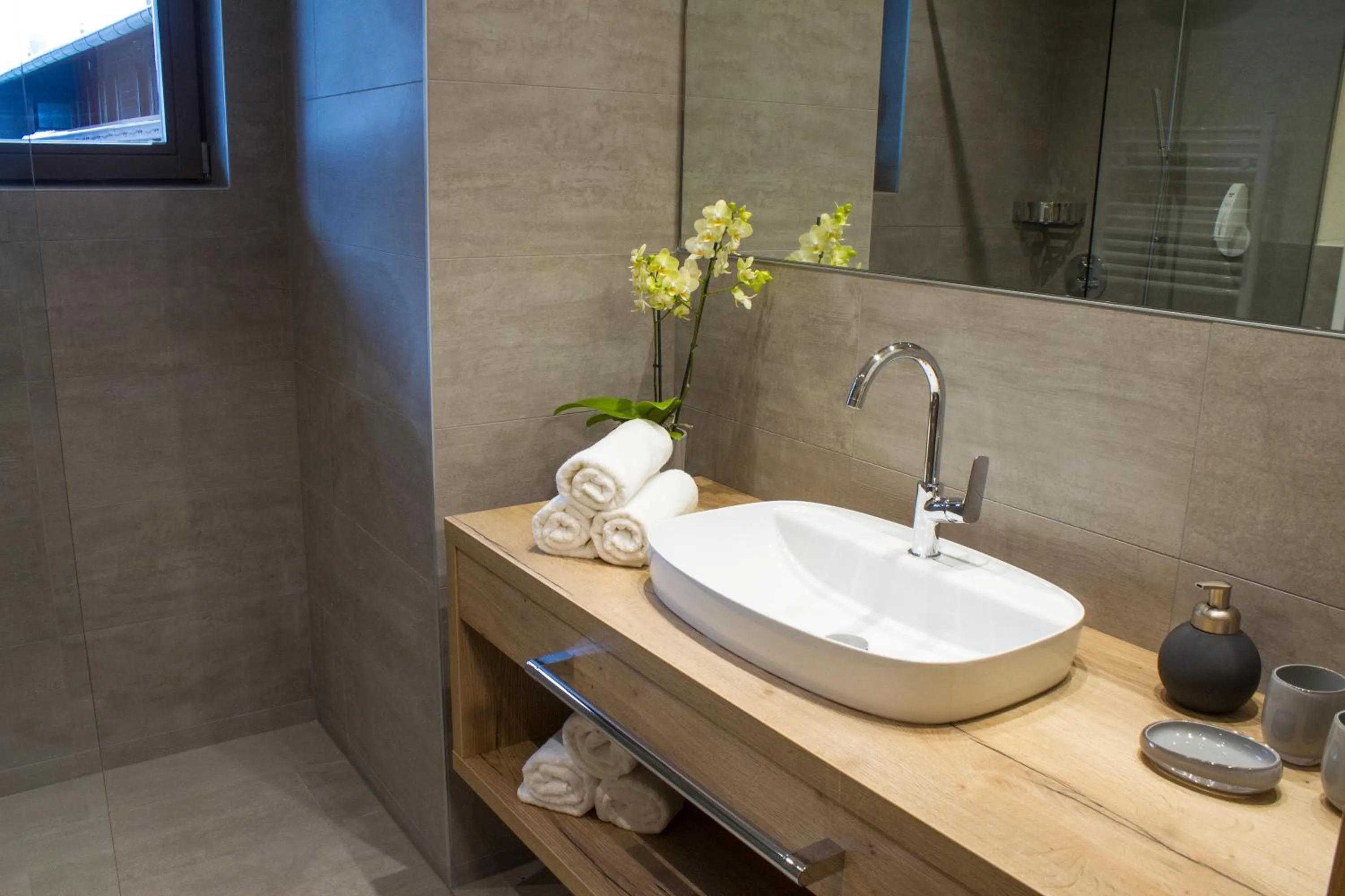 Shower in Panorama Apart Weisses Rössl