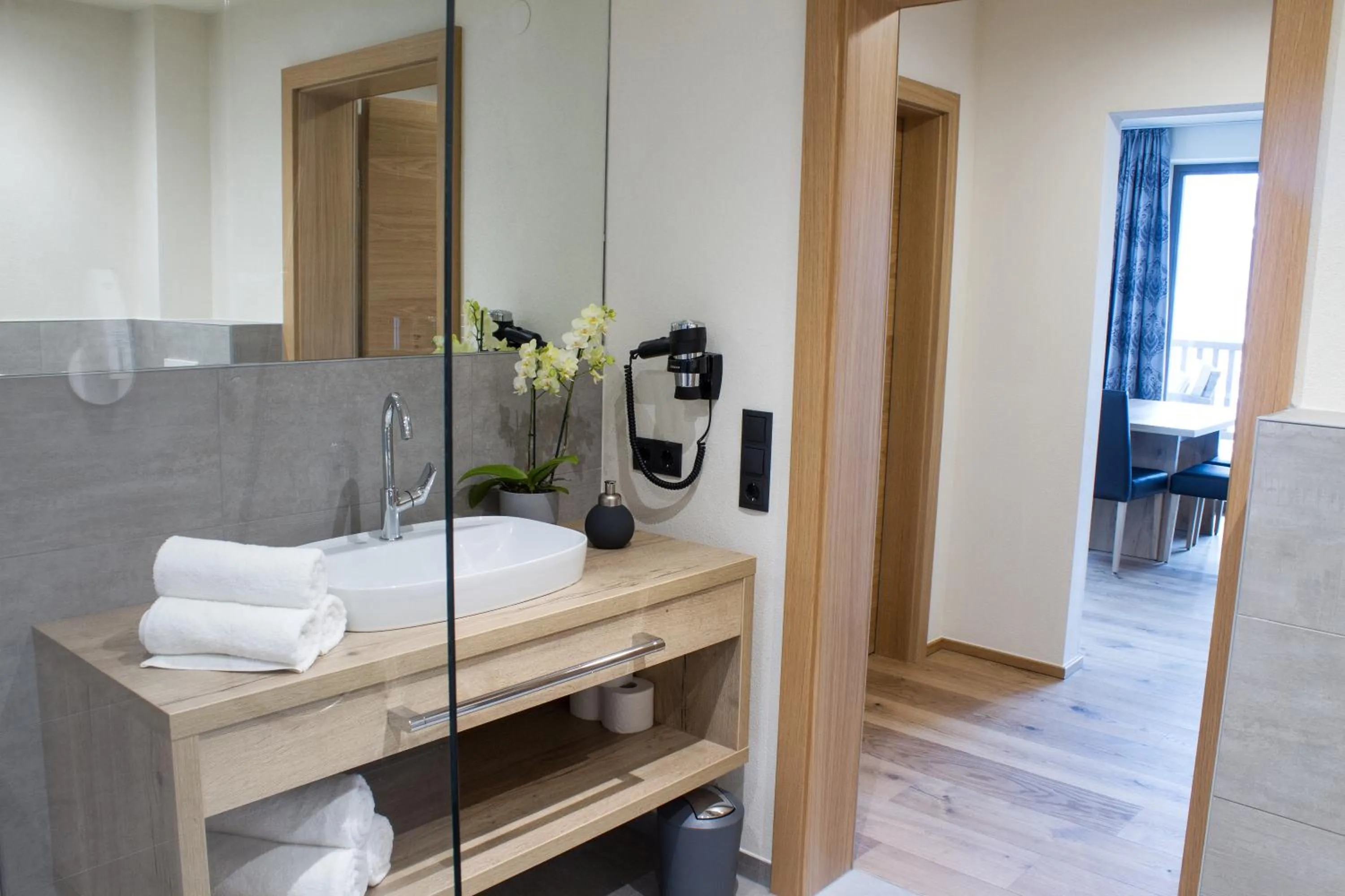 Shower in Panorama Apart Weisses Rössl