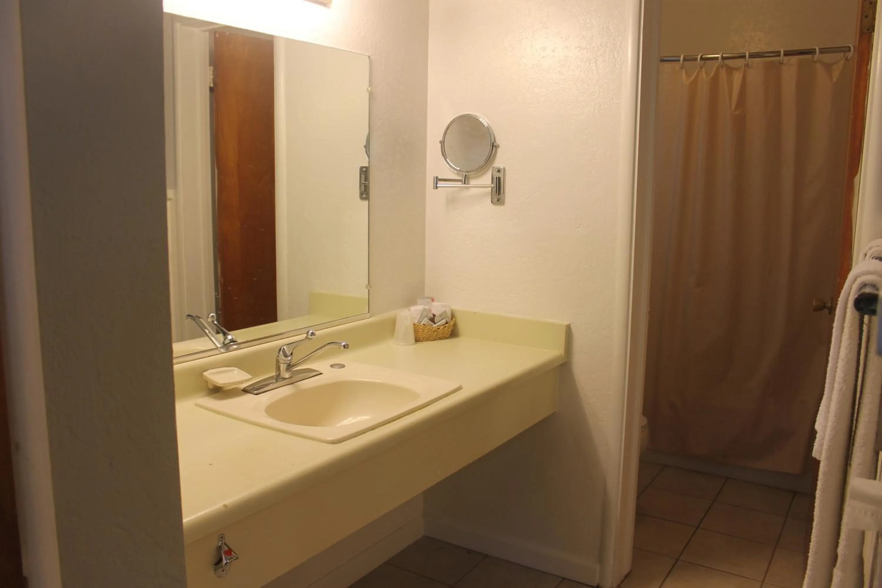 Bathroom in Golden Chain Motel