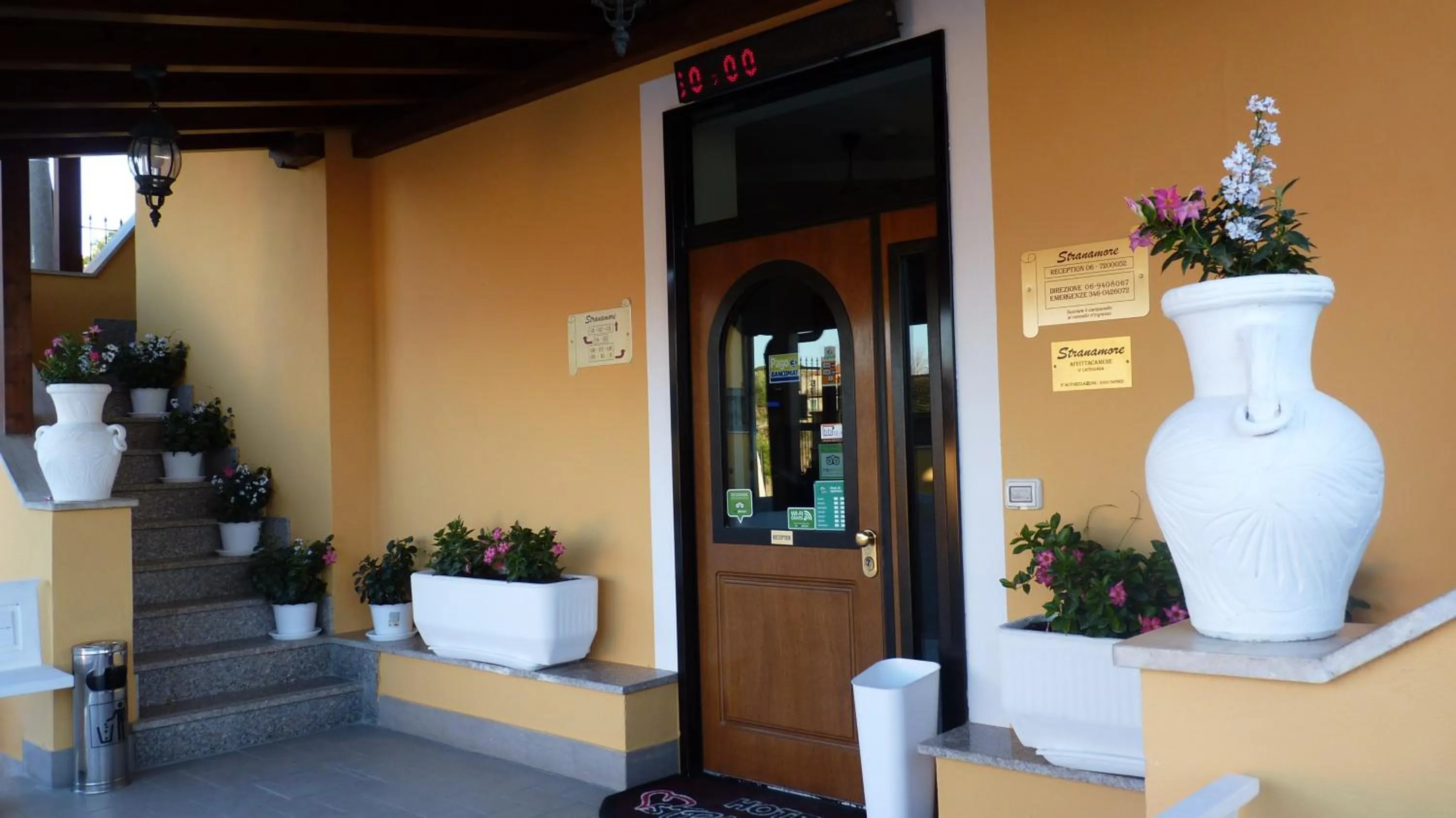 Facade/entrance in Affittacamere Stranamore