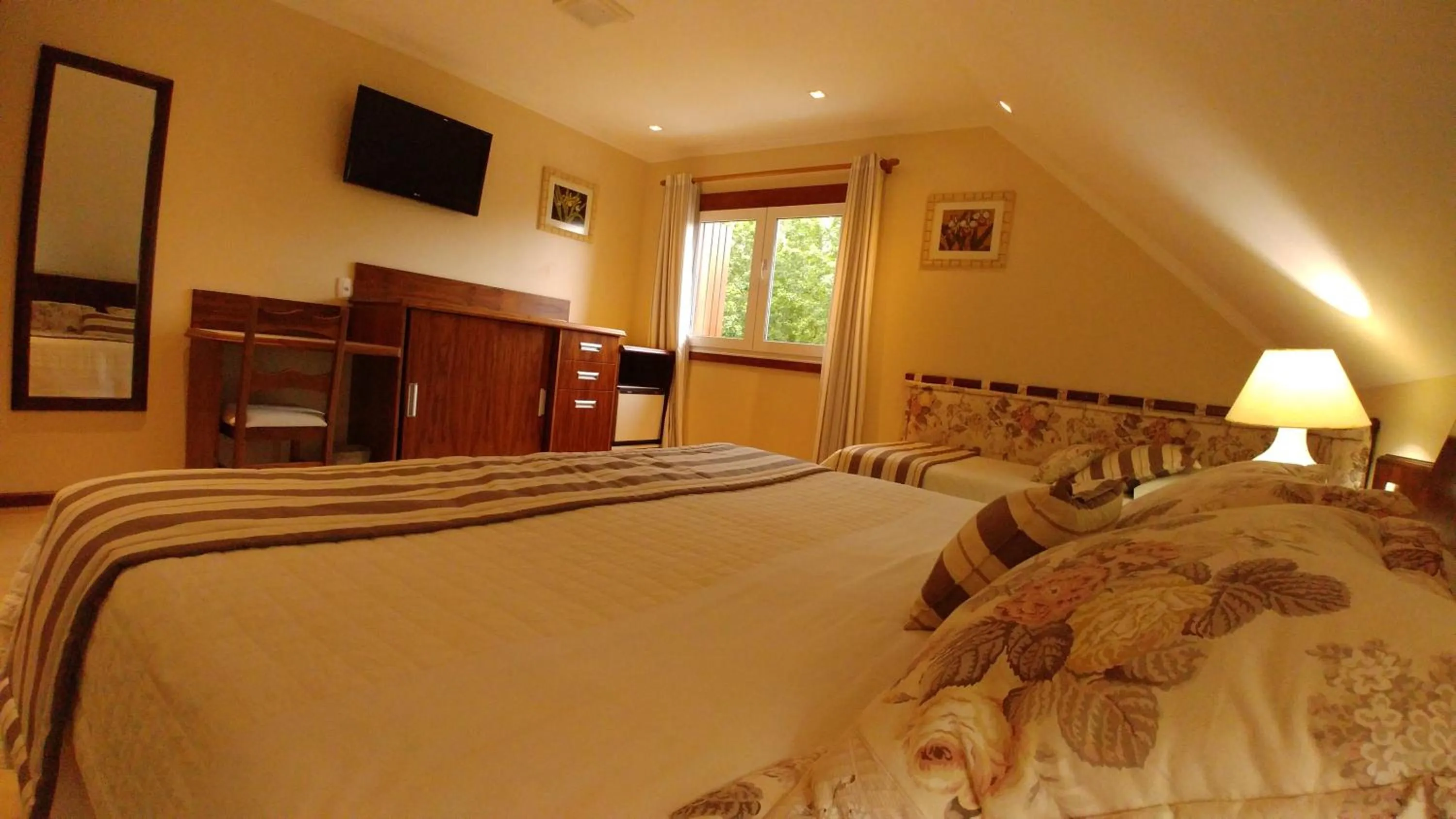 TV and multimedia, Bed in Hotel Azaleia