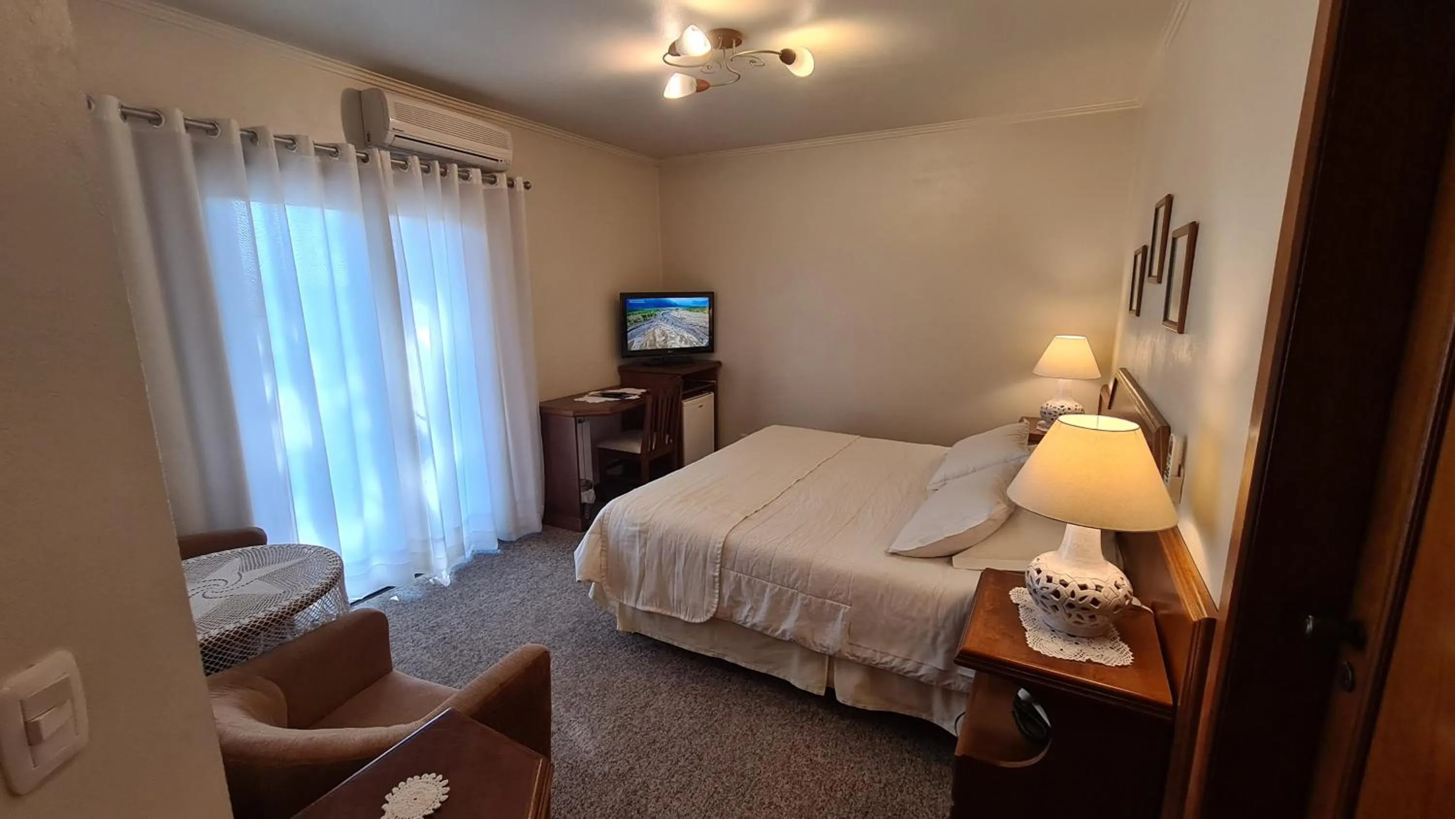 Communal lounge/ TV room, Bed in Hotel Azaleia