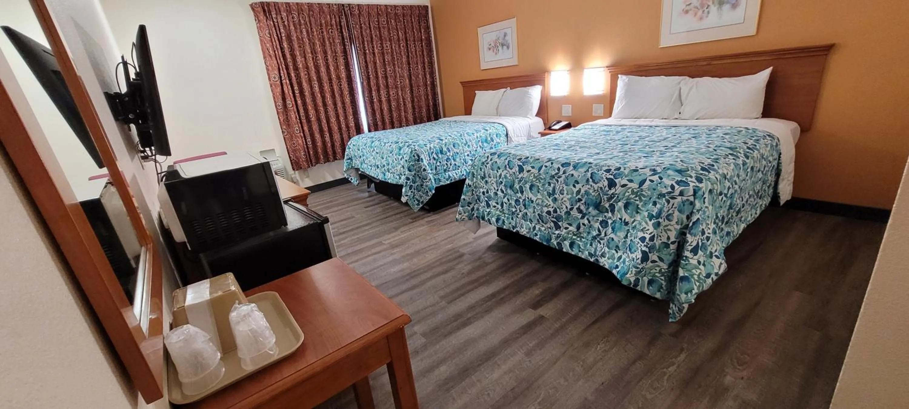 Bed in Harvey's Motel SDSU La Mesa San Diego