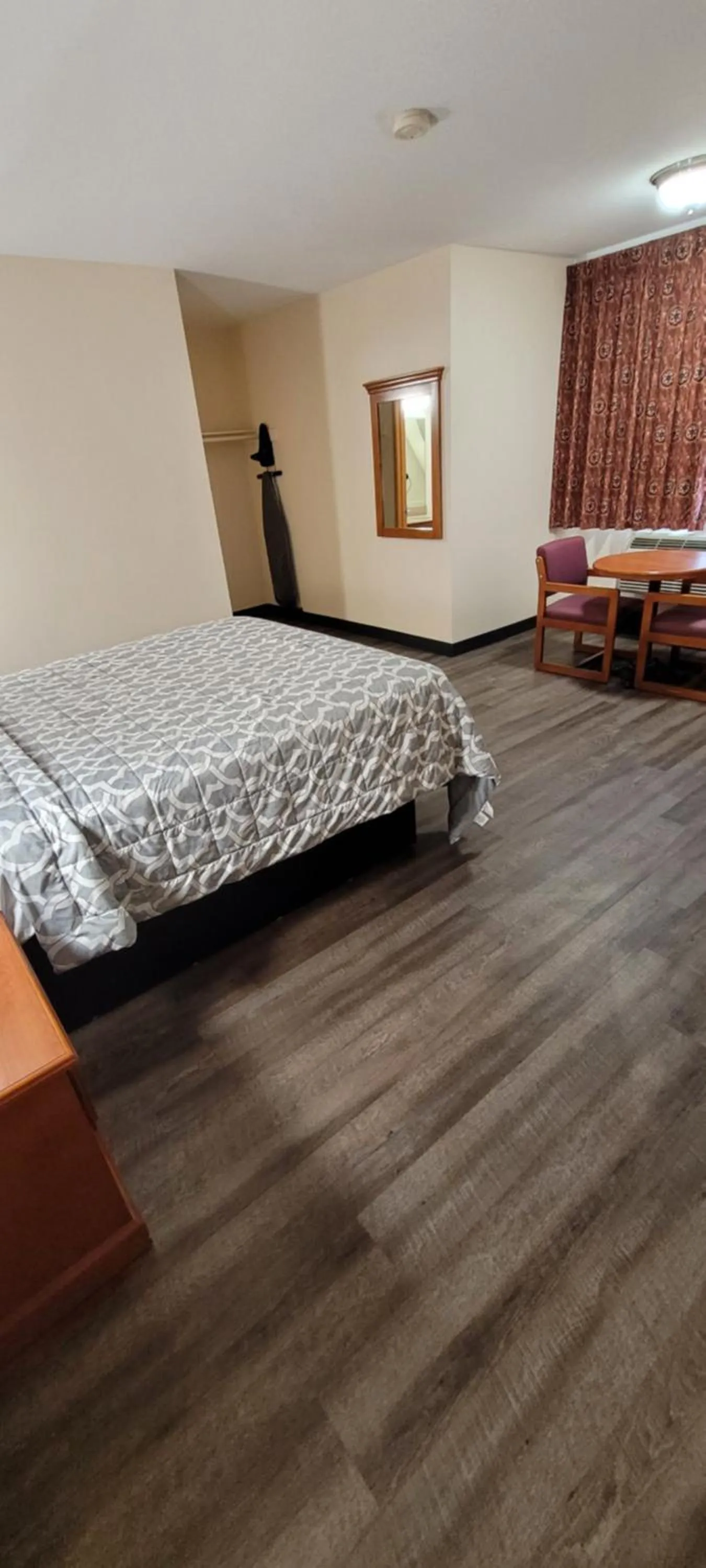 Bed in Harvey's Motel SDSU La Mesa San Diego