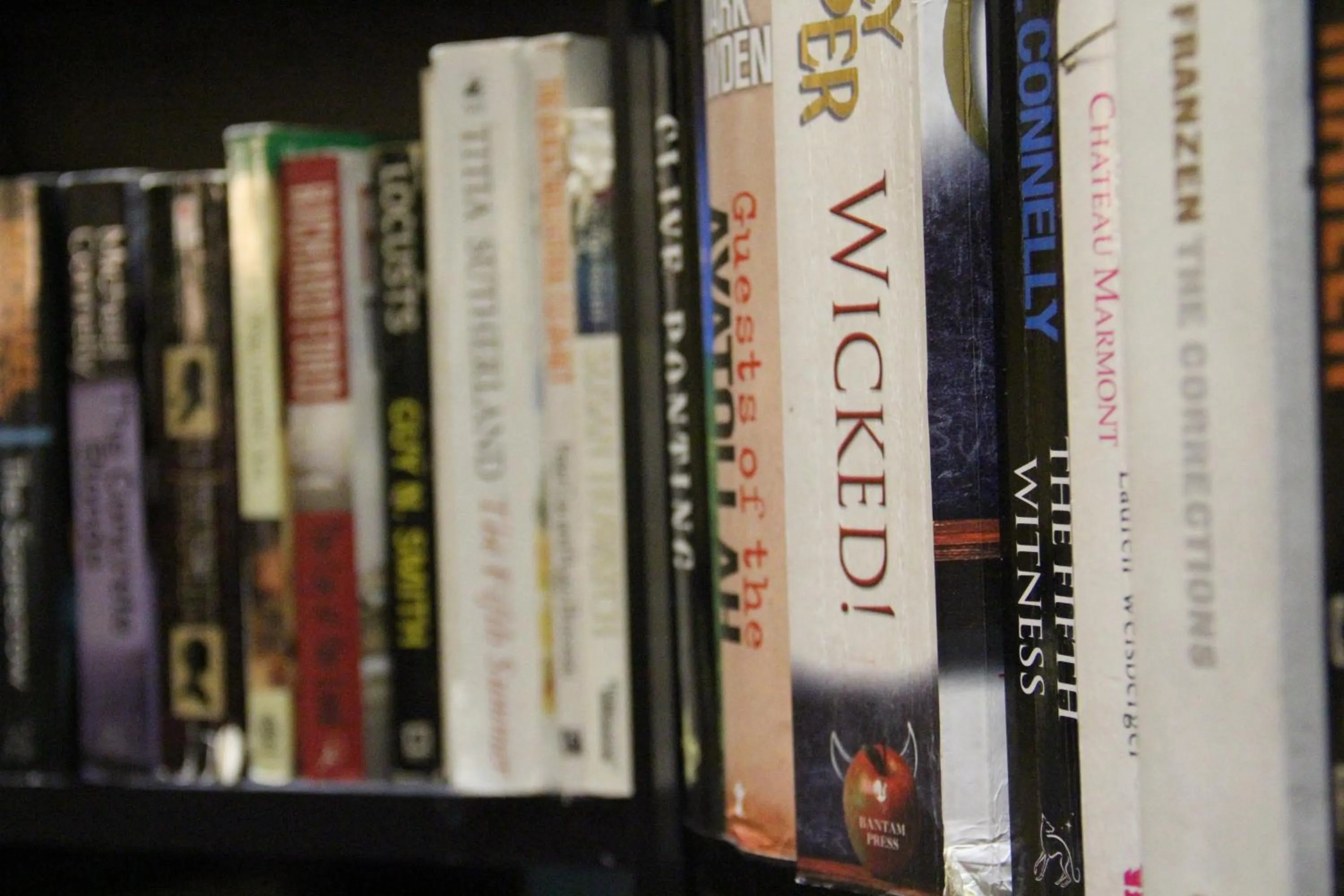 Library in Alternative Creative Youth Hostel Barcelona