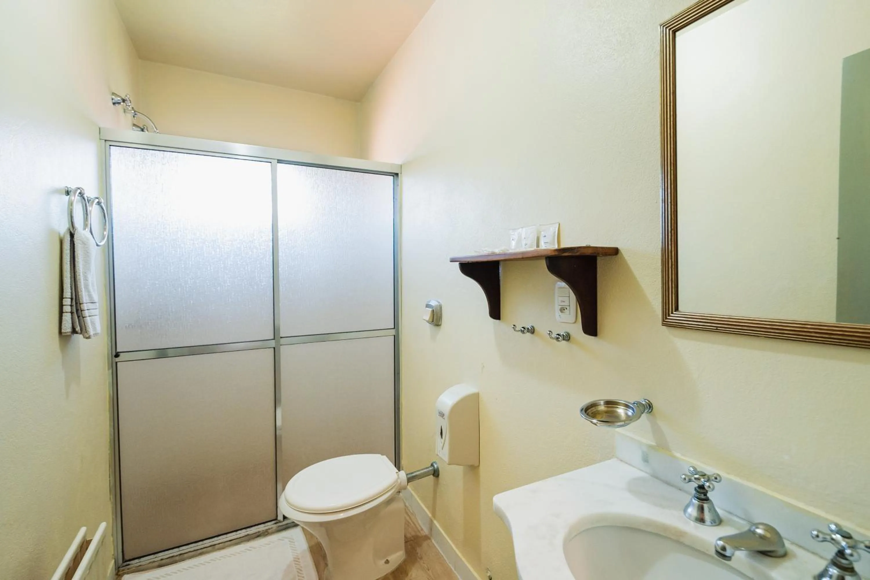 Bathroom in Pousada Casa Rosa