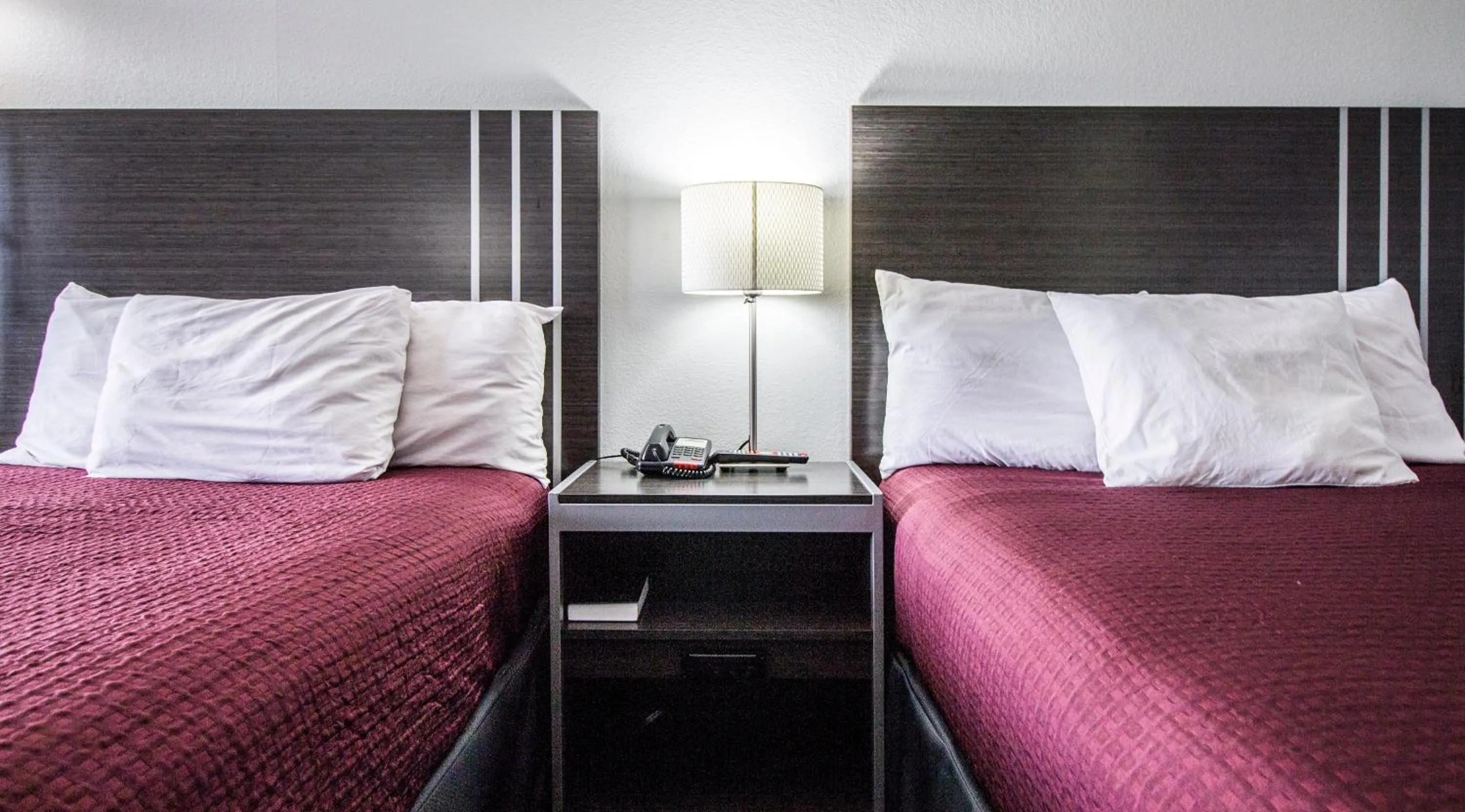 Bedroom, Bed in Brick Lodge Atlanta/Norcross