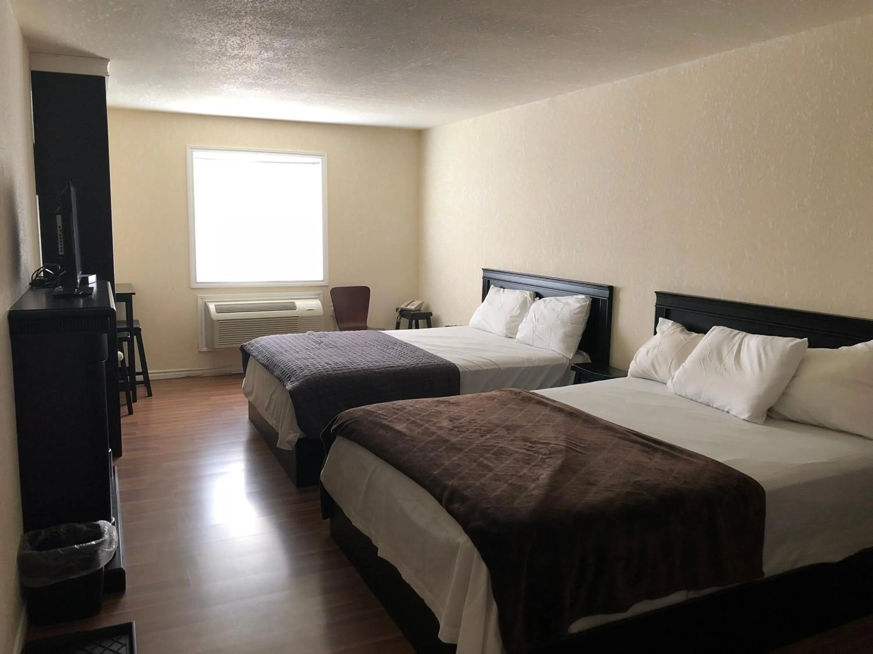 Bedroom, Bed in Langham Motel