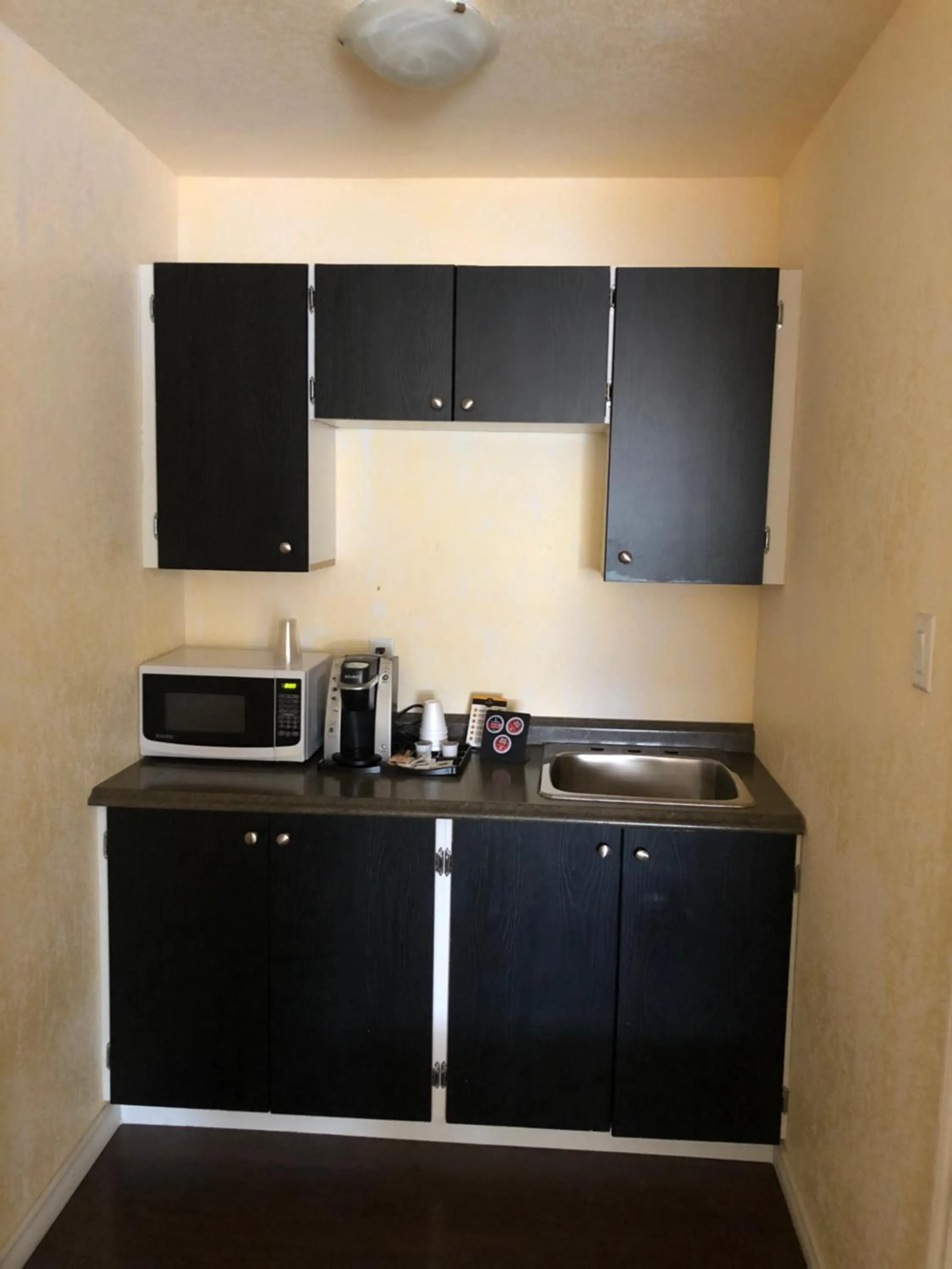 Coffee/tea facilities in Langham Motel