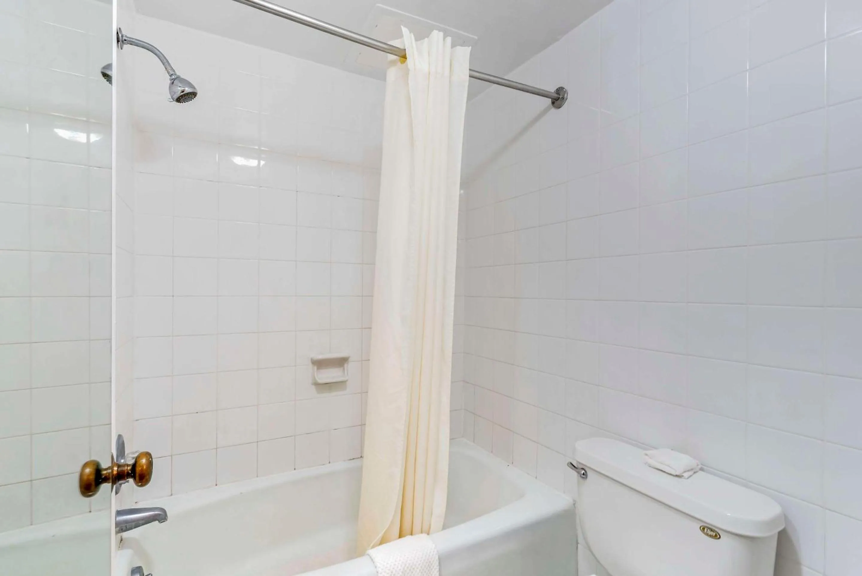 Bedroom in Rodeway Inn