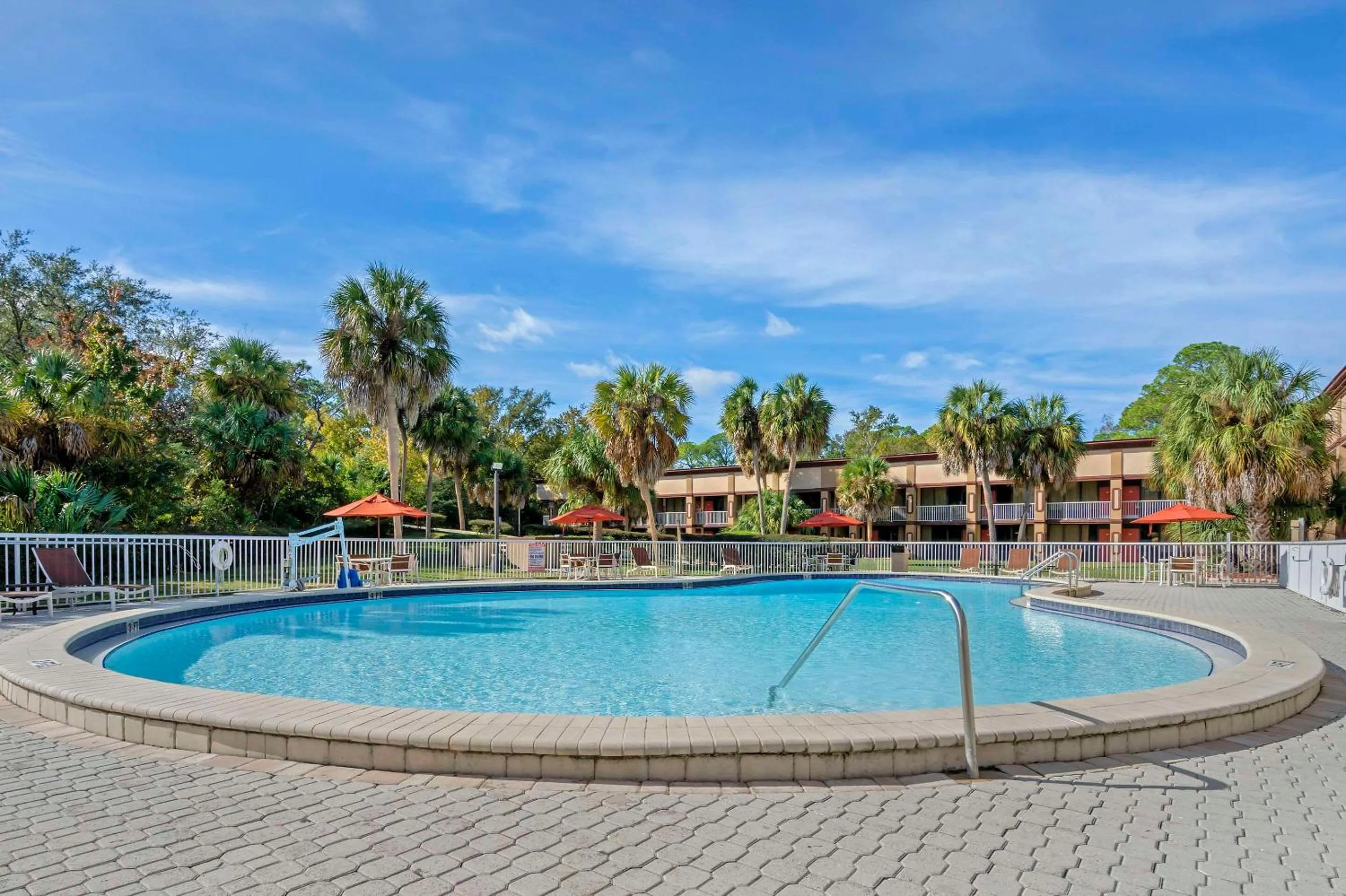 Swimming pool in Rodeway Inn