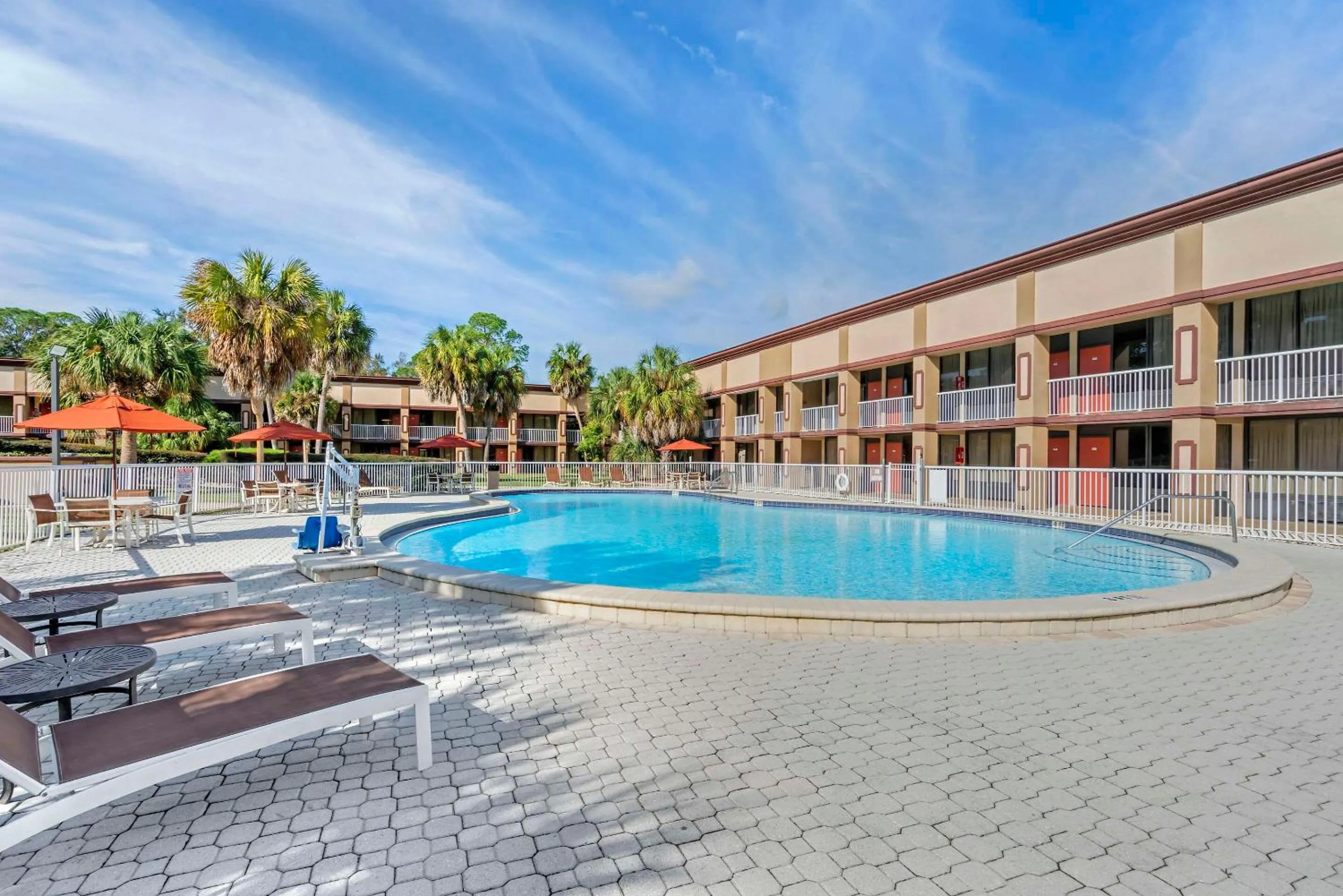 Swimming pool in Rodeway Inn