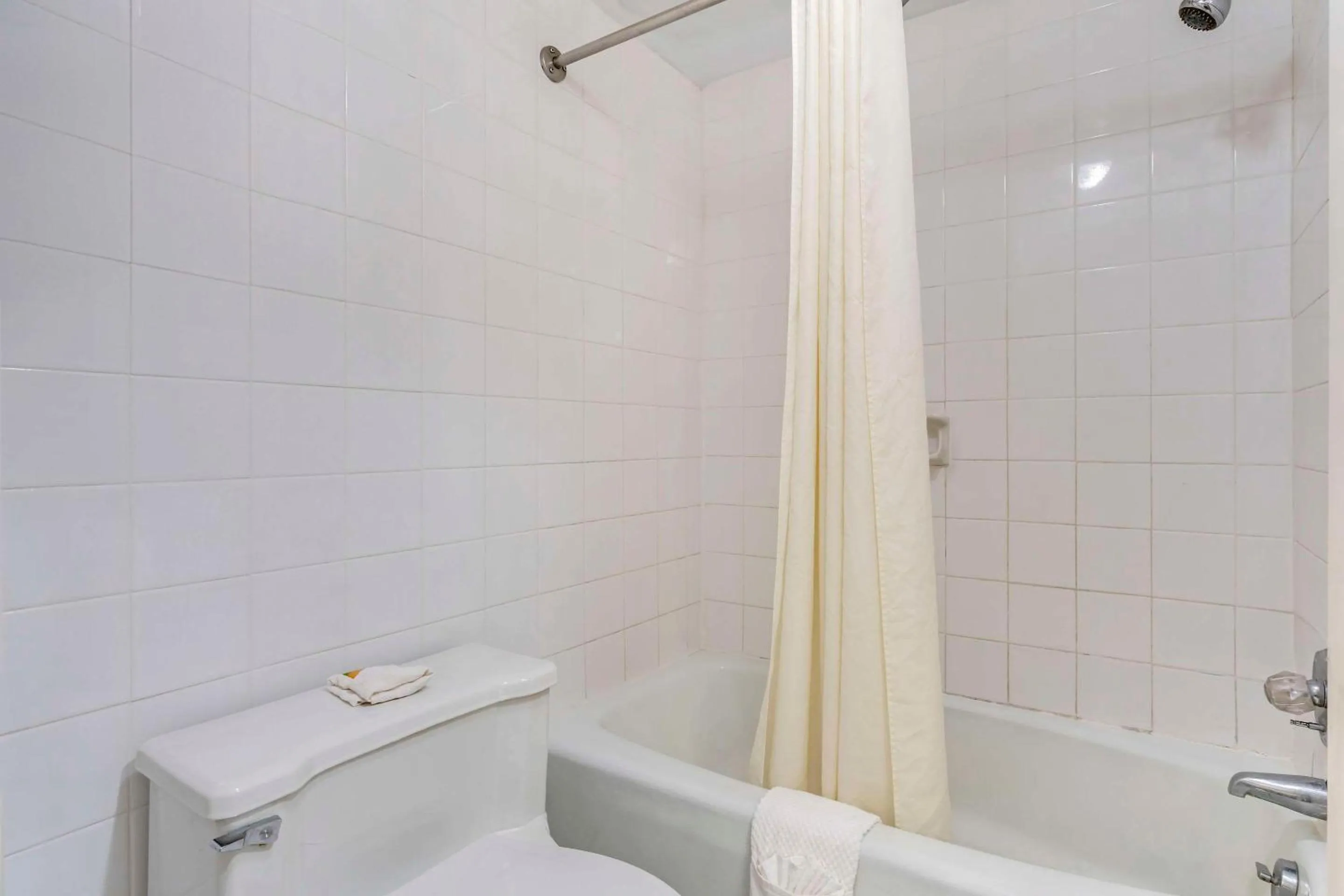 Bedroom in Rodeway Inn