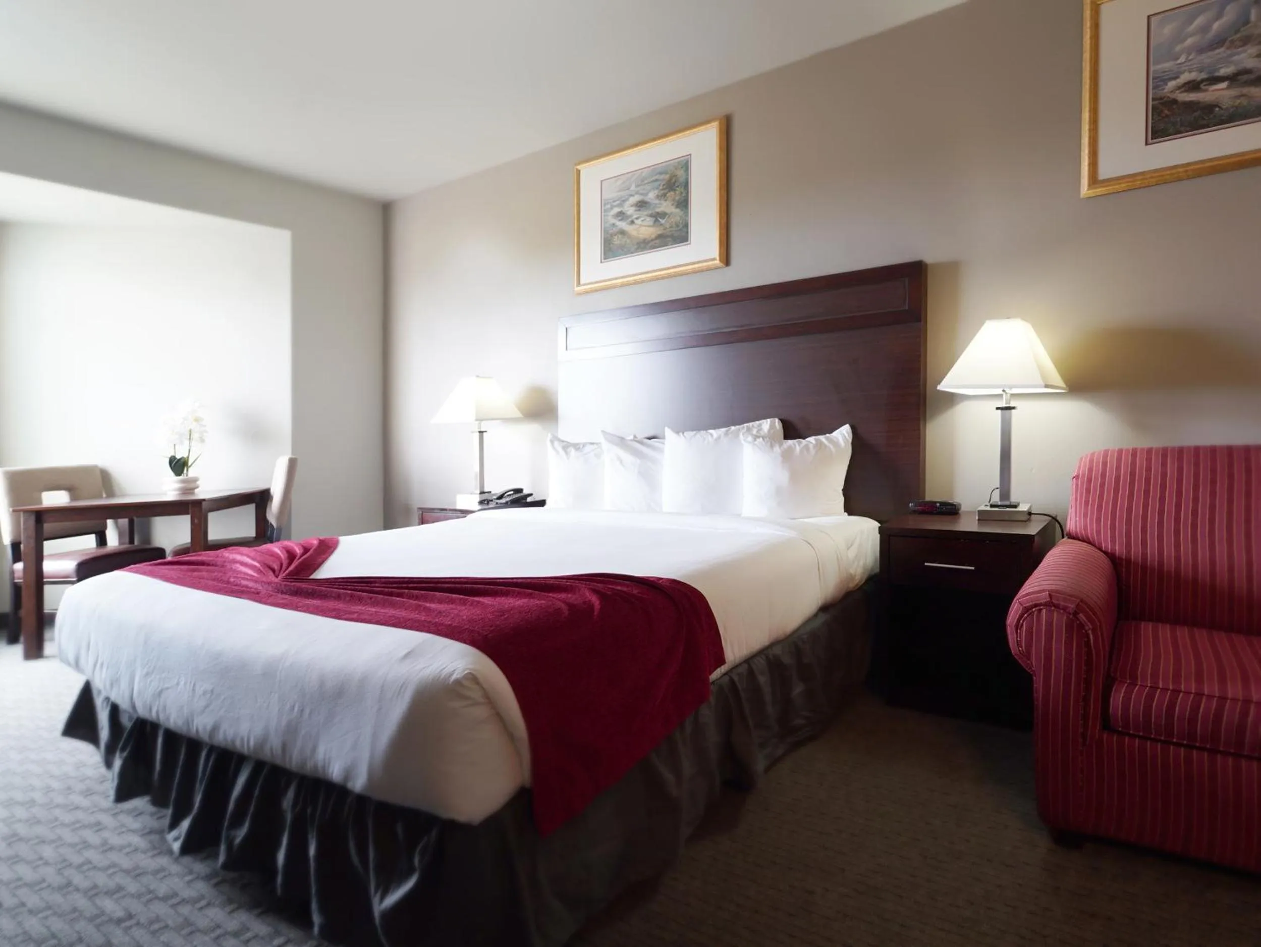 Bedroom, Bed in BayVue Hotel, Resort & Suites