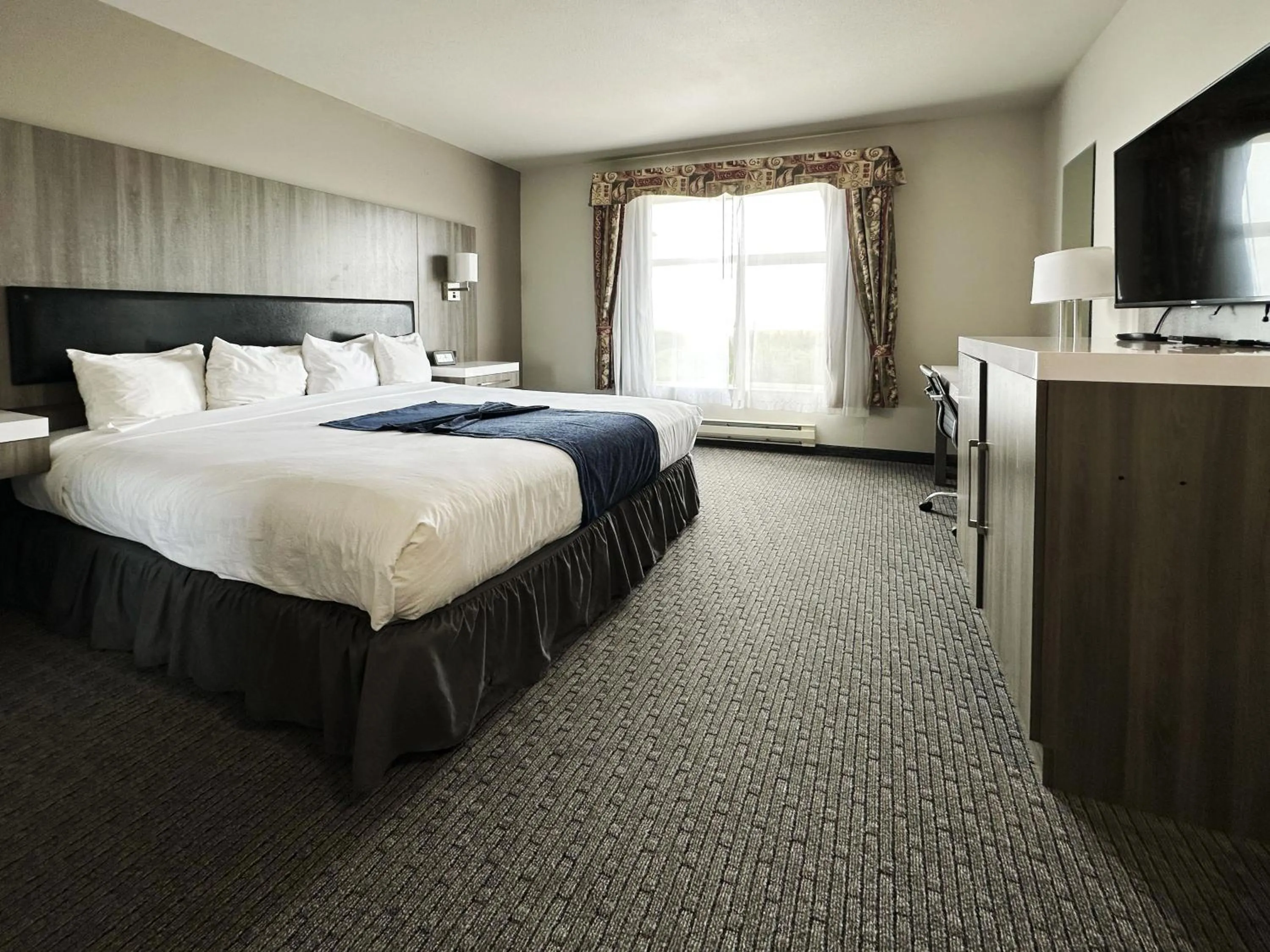 Bed in BayVue Hotel, Resort & Suites