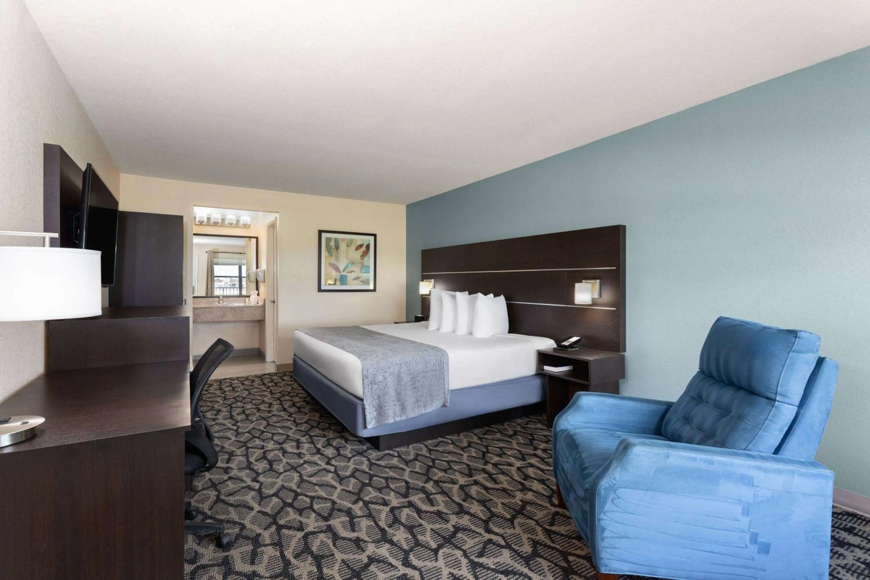 Photo of the whole room, Bed in Baymont by Wyndham Punta Gorda/Port Charlotte