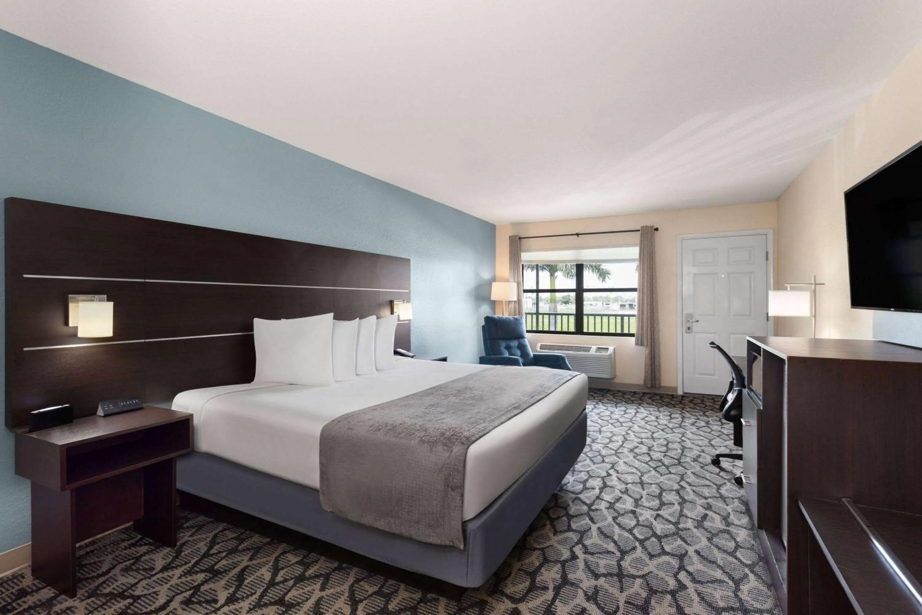 Photo of the whole room, Bed in Baymont by Wyndham Punta Gorda/Port Charlotte