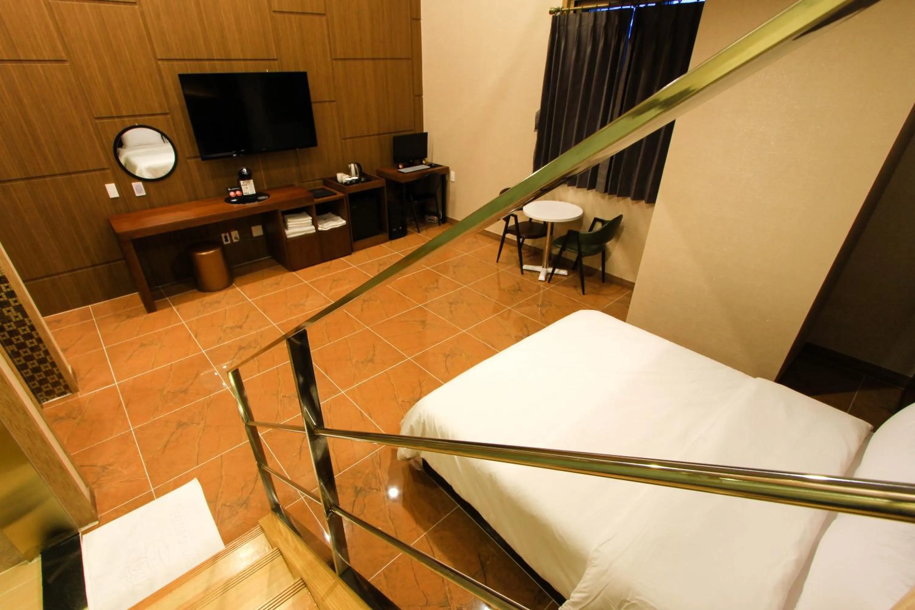 Communal lounge/ TV room in The King Hotel