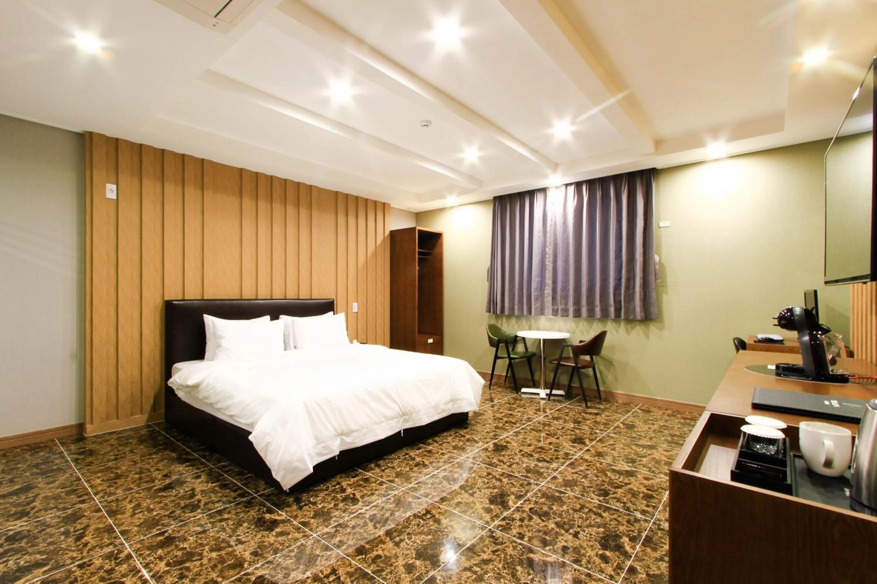 Photo of the whole room, Bed in The King Hotel