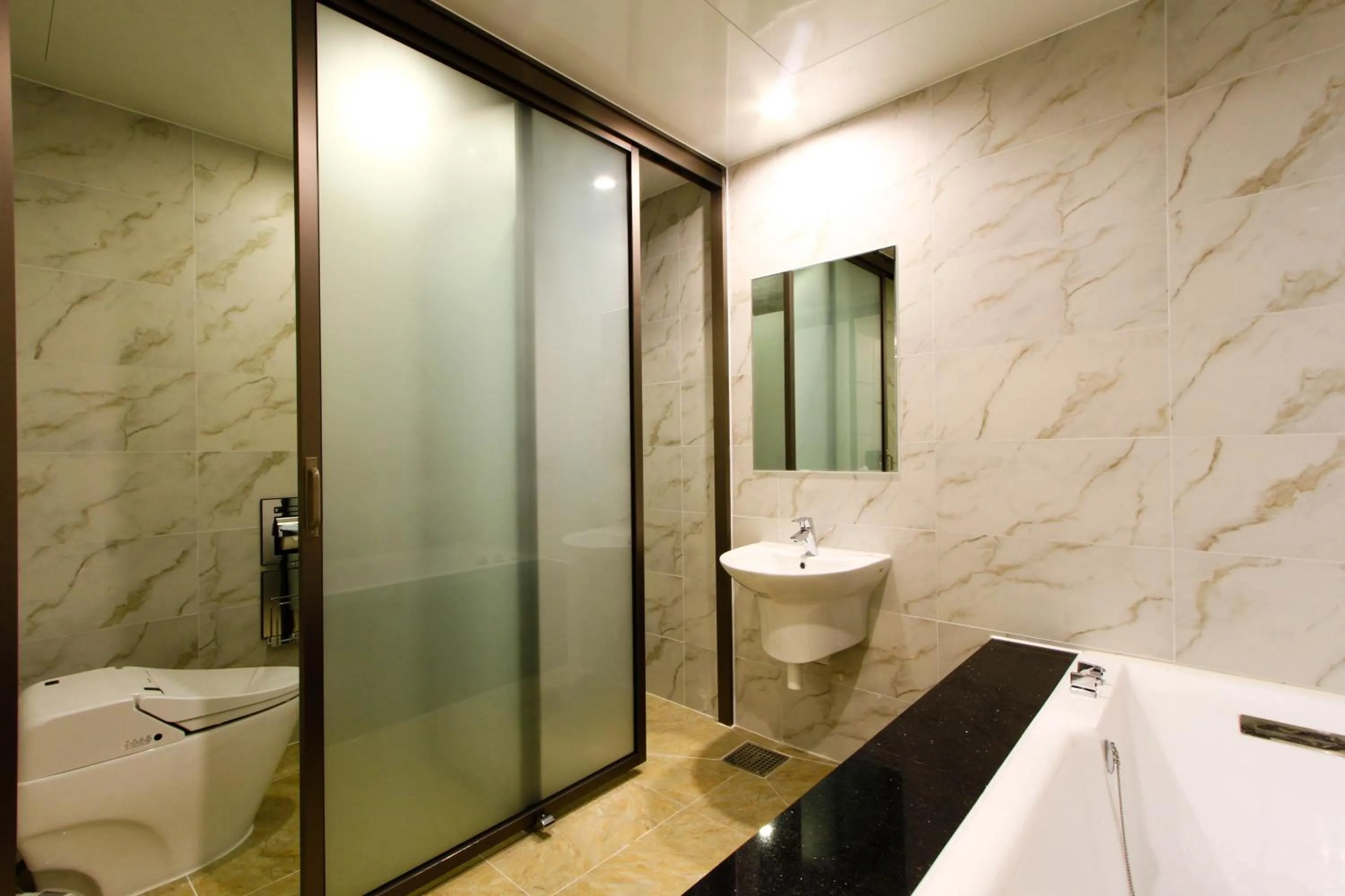 Shower in The King Hotel