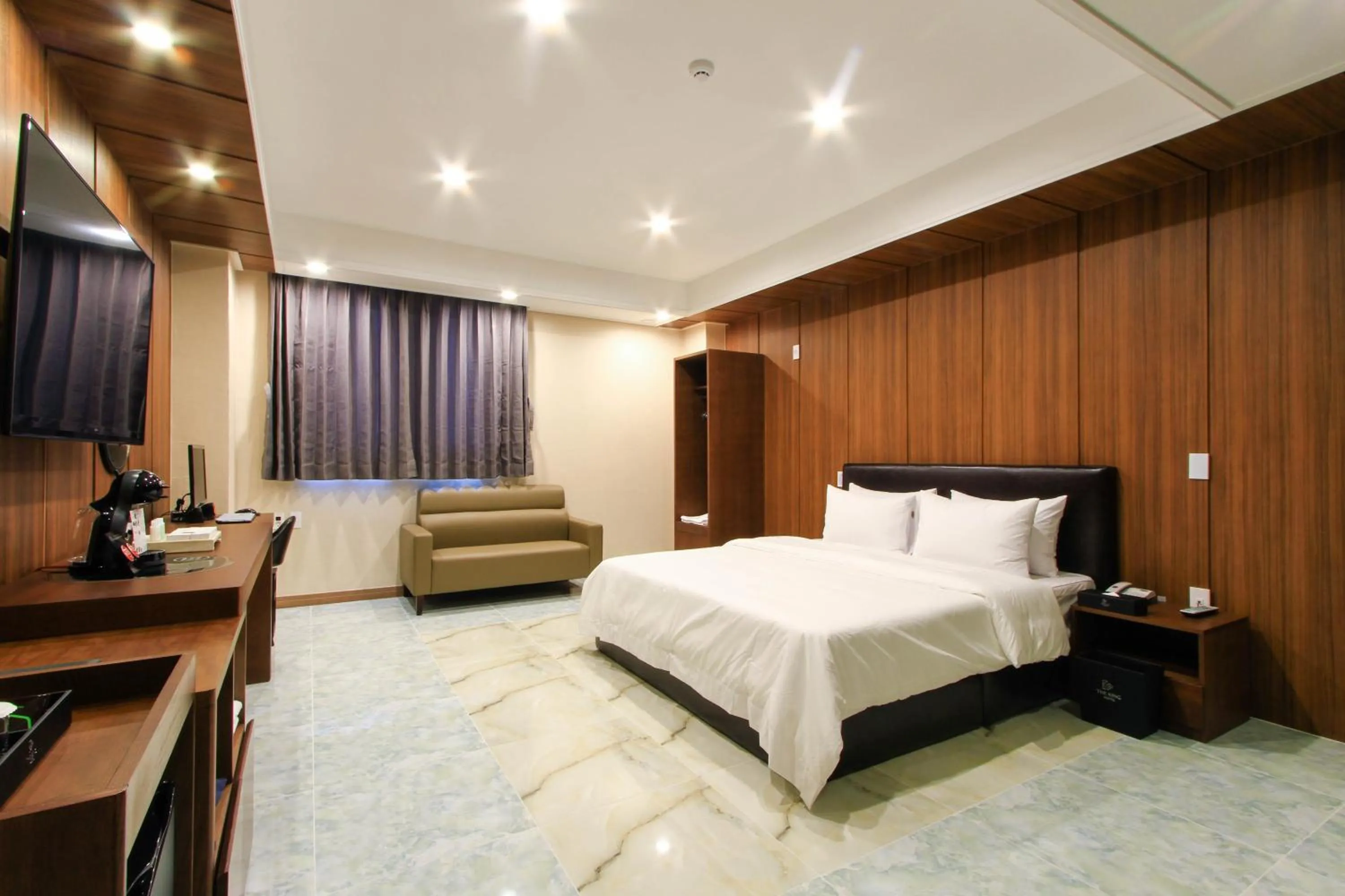 Living room, Bed in The King Hotel