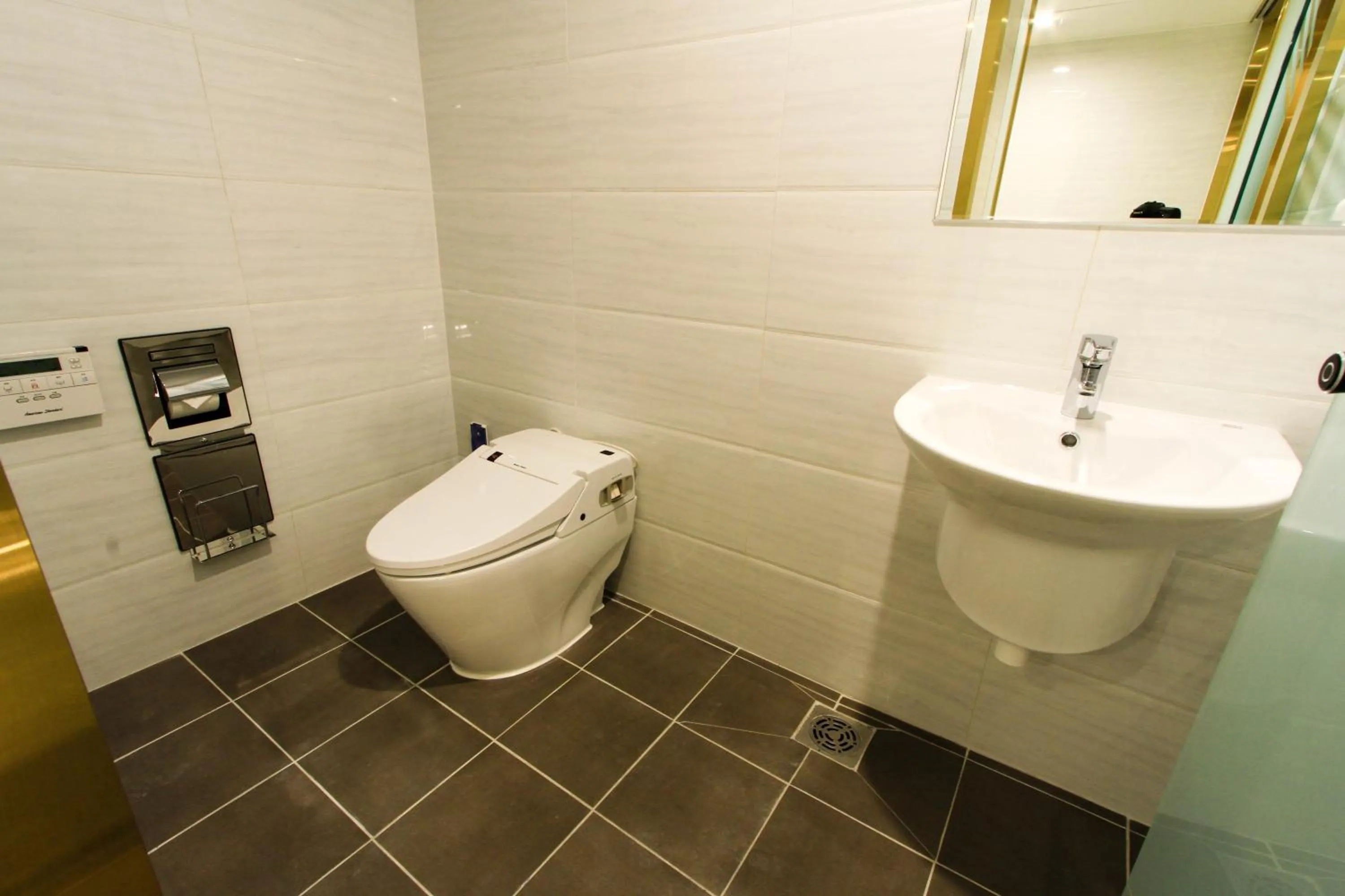 Toilet in The King Hotel