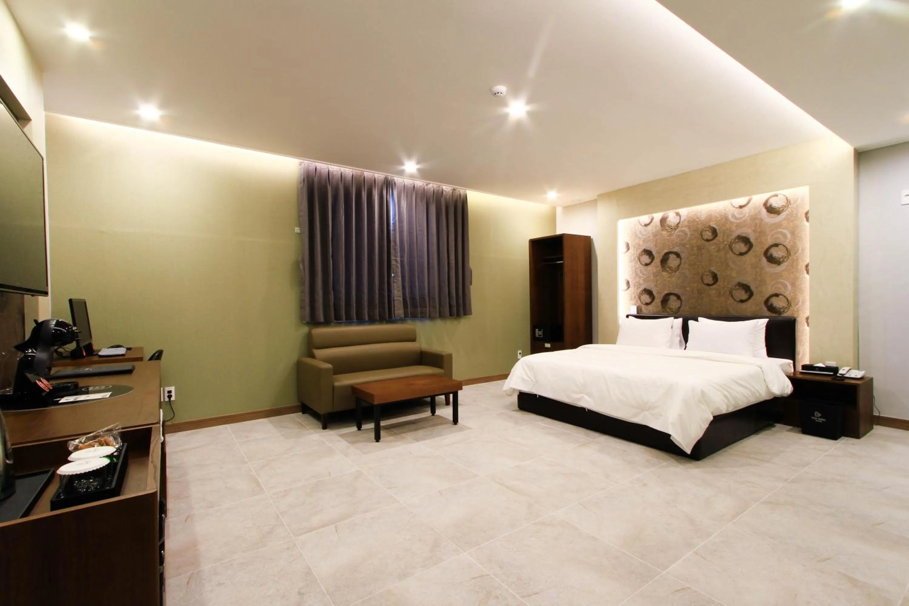 Photo of the whole room, Bed in The King Hotel