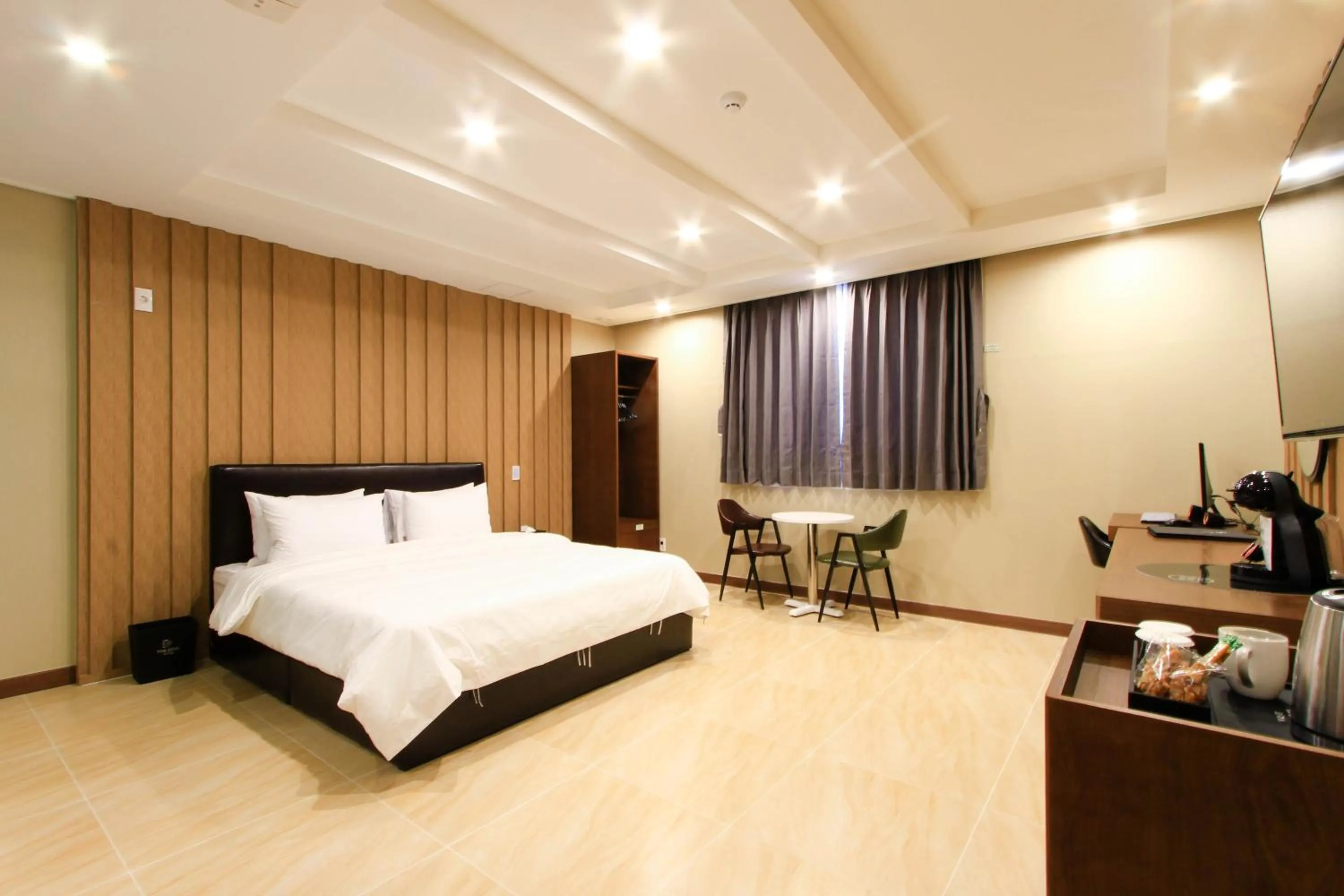 Photo of the whole room, Bed in The King Hotel