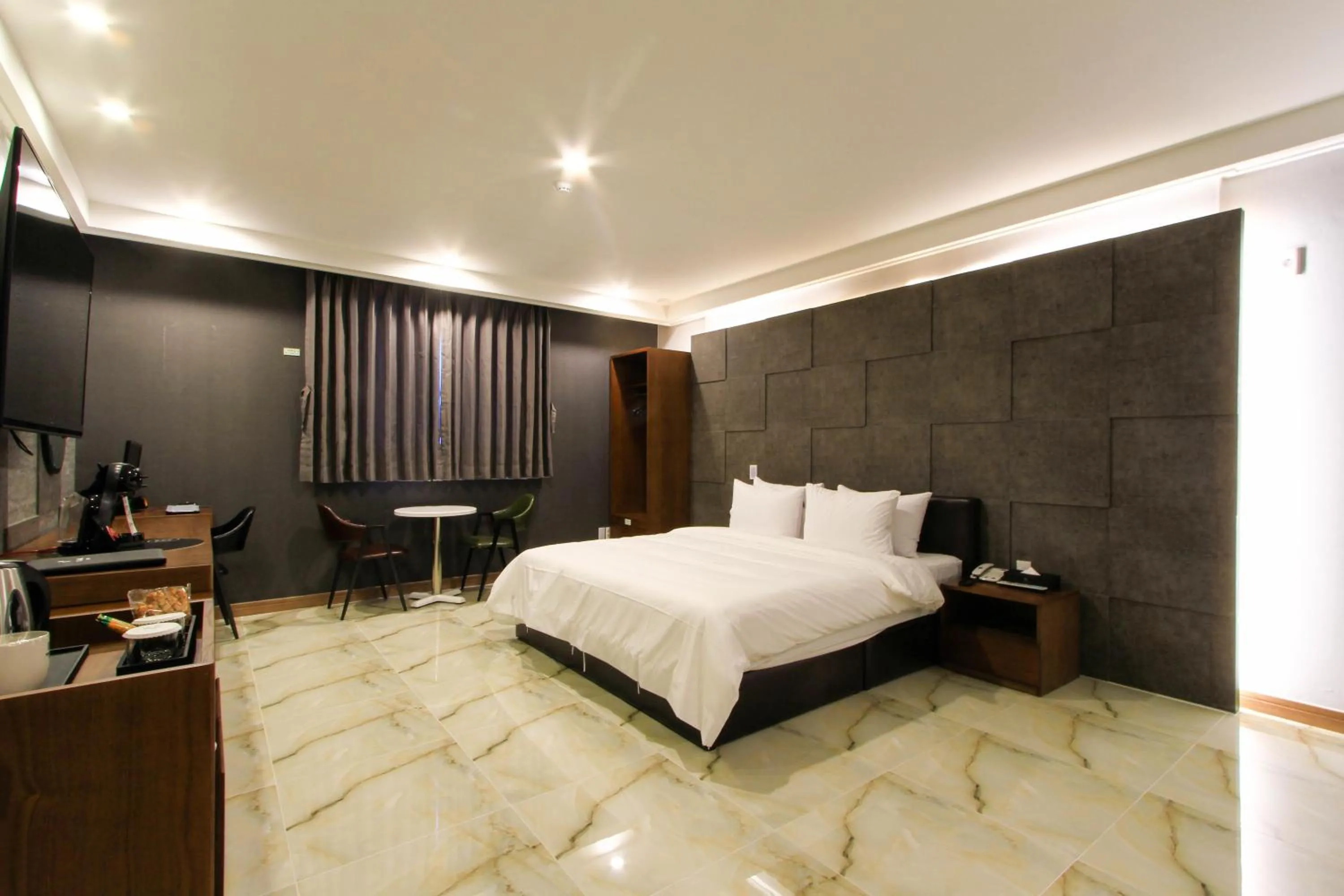 Bedroom, Bed in The King Hotel