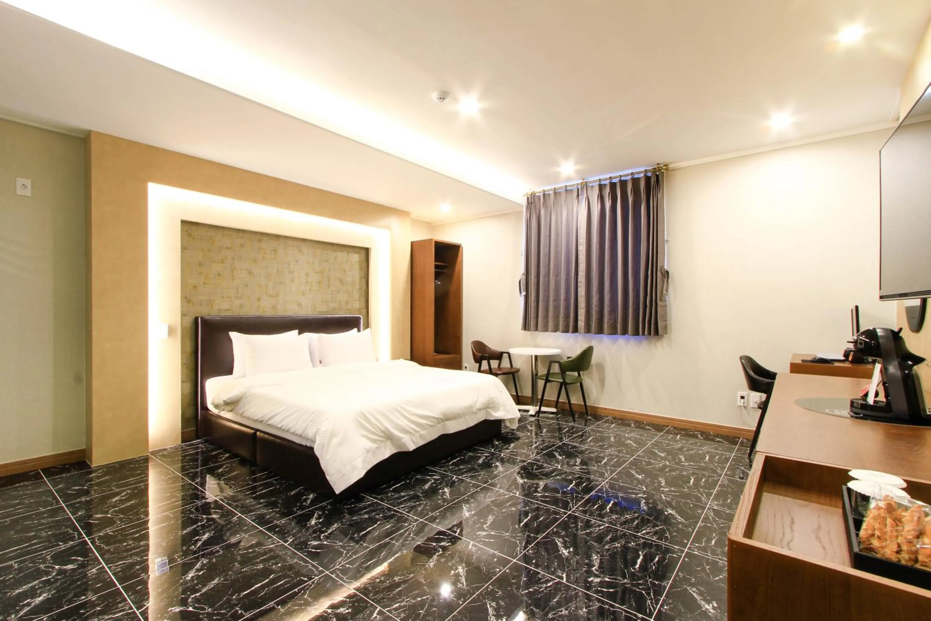 Photo of the whole room, Bed in The King Hotel