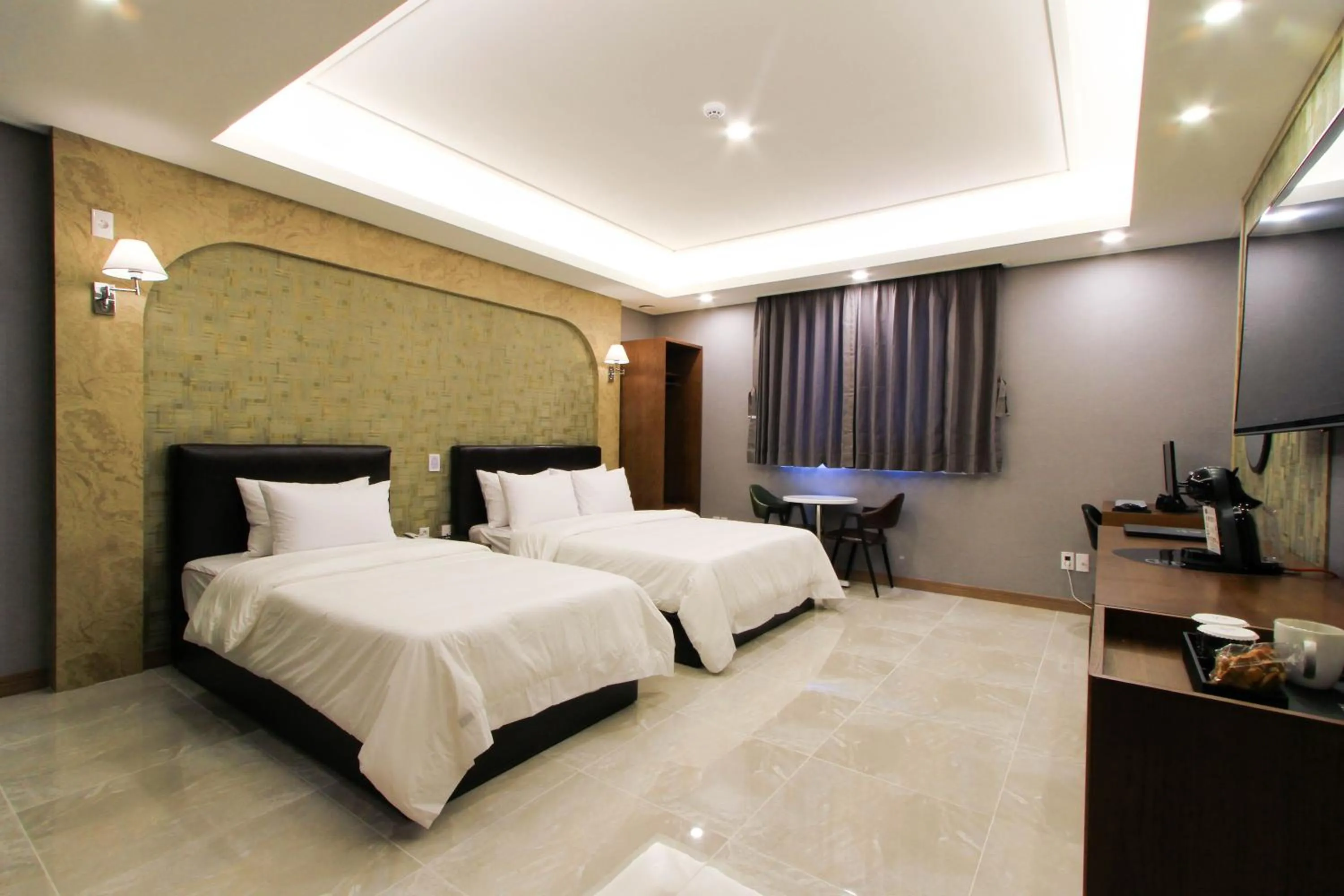 Photo of the whole room, Bed in The King Hotel