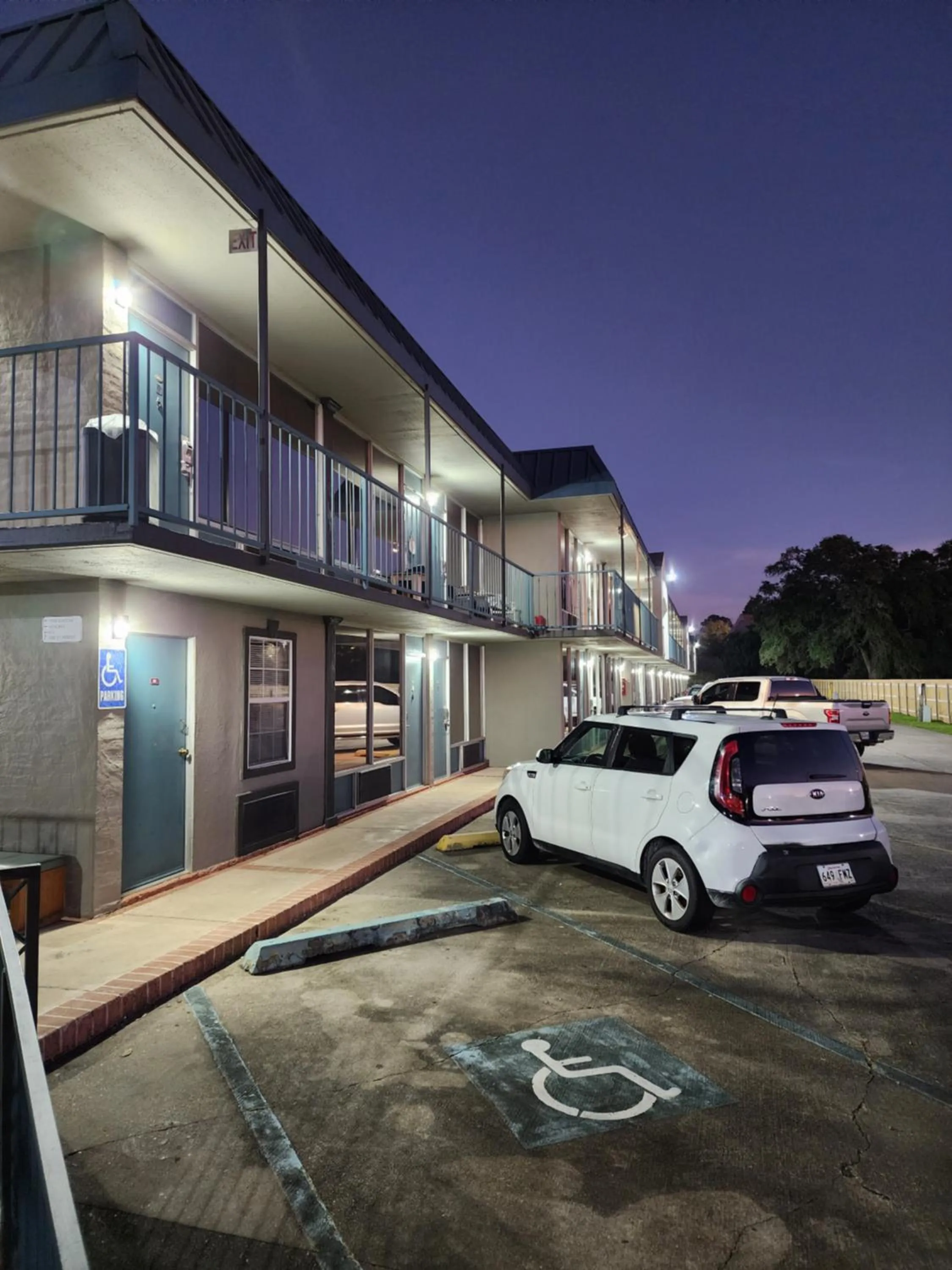 Property building in Discovery Inn Lafayette