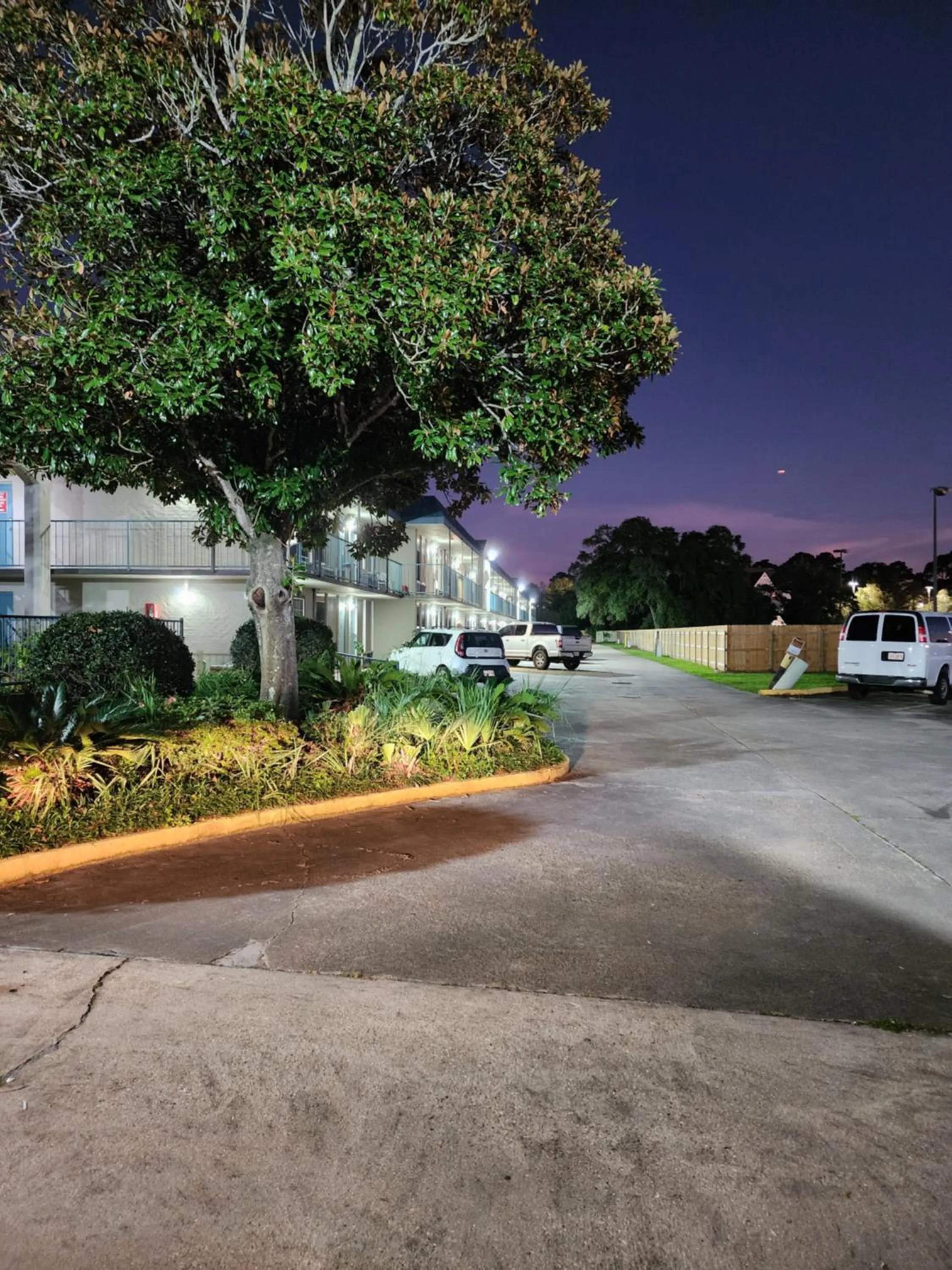 Night in Discovery Inn Lafayette