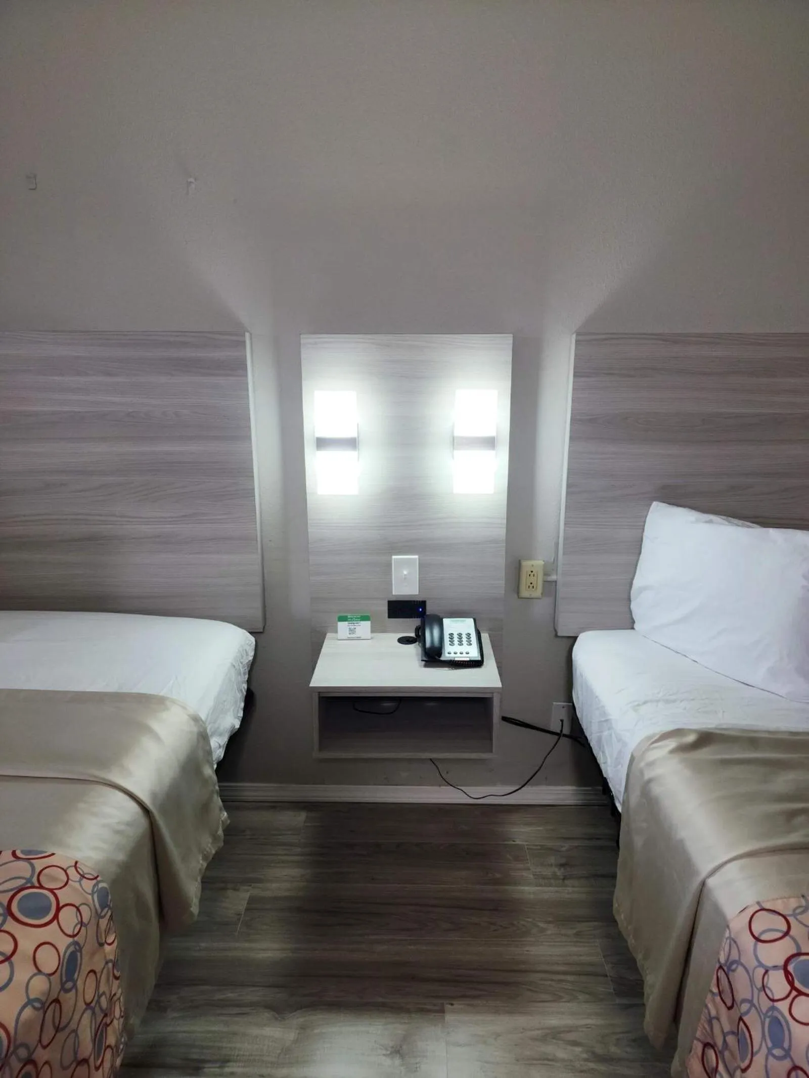 Night, Bed in Discovery Inn Lafayette