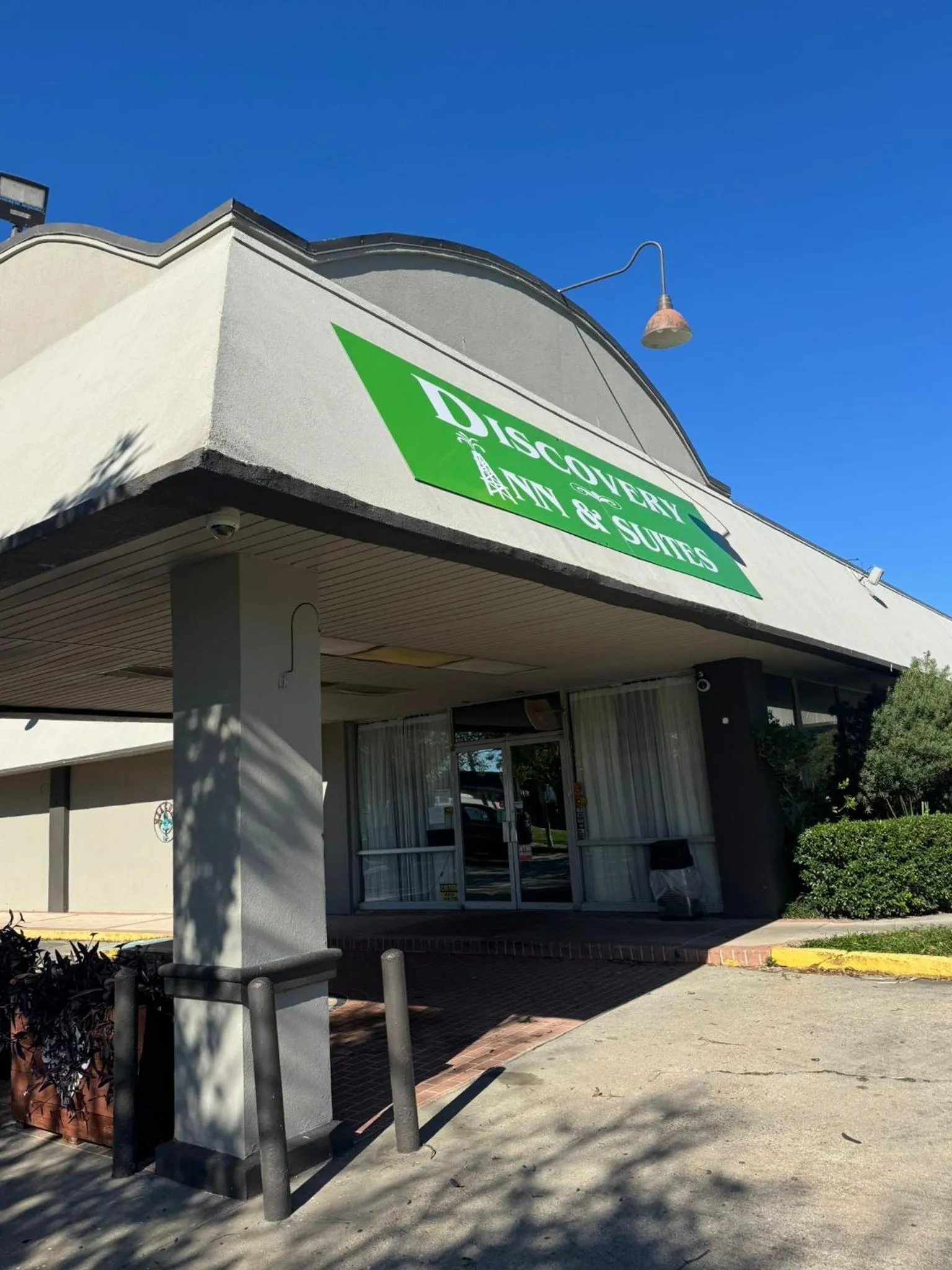 Property building in Discovery Inn Lafayette
