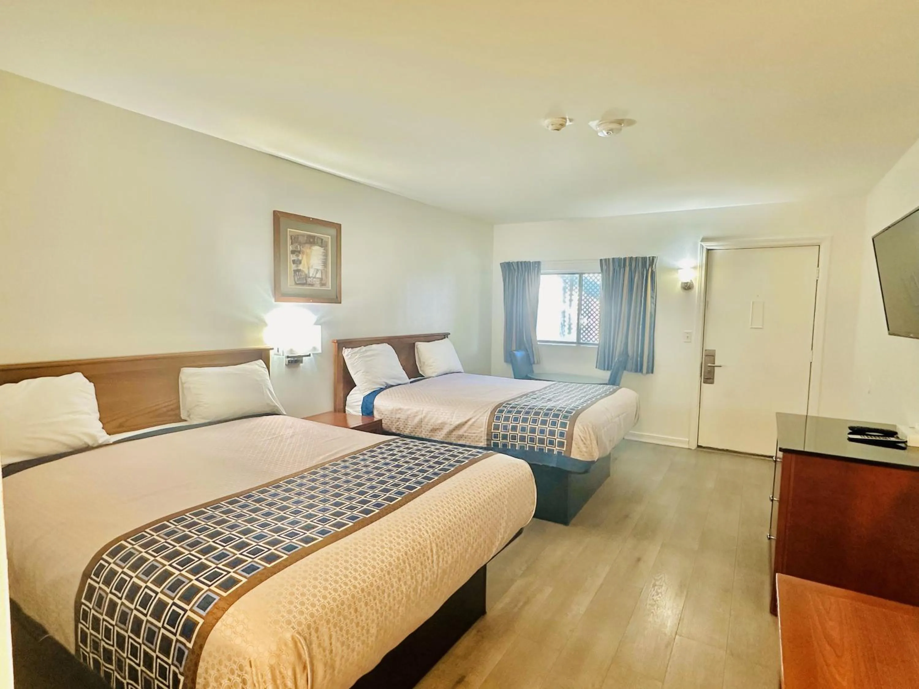 Communal lounge/ TV room, Bed in Hampton Motor Inn