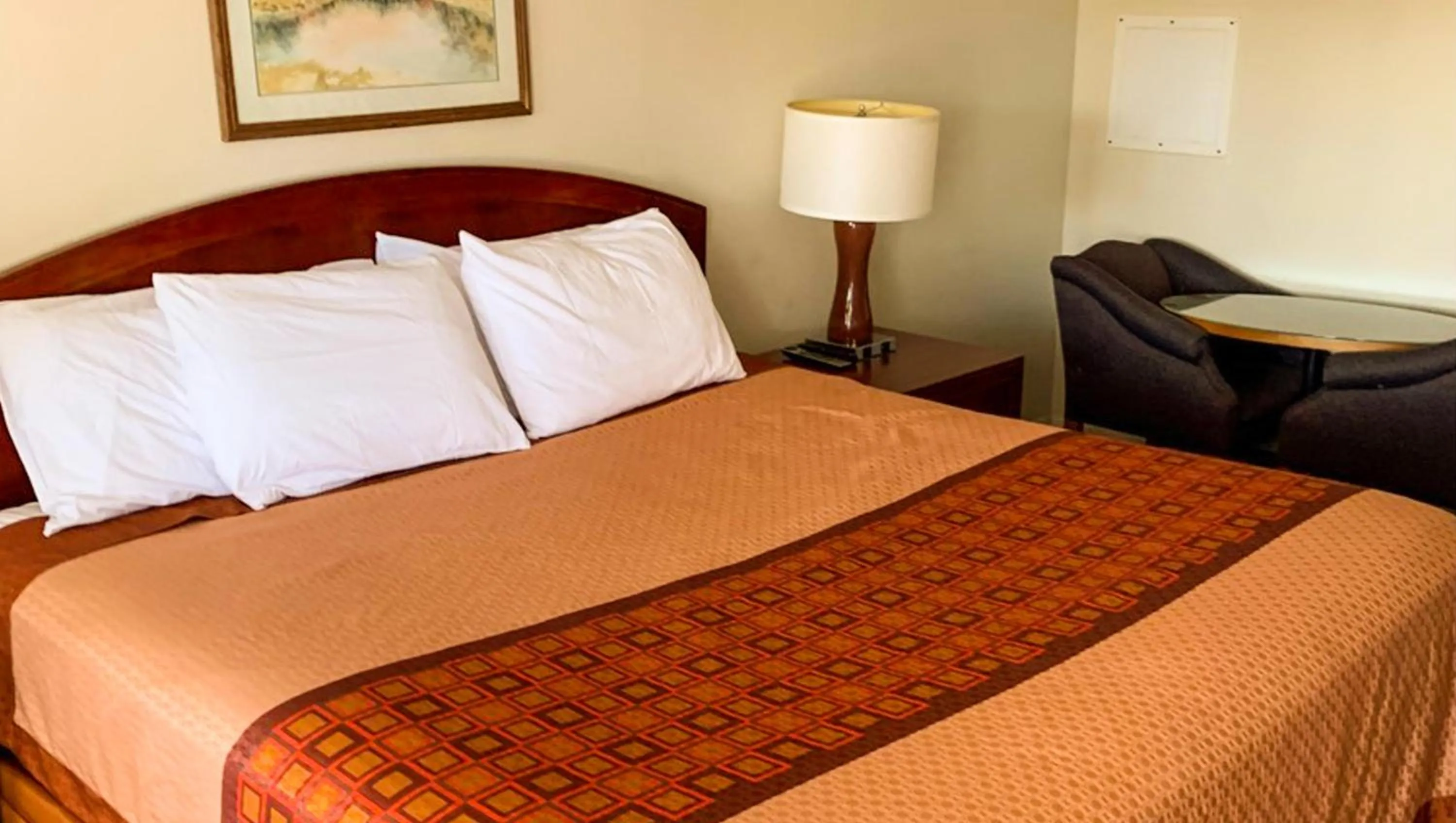 Bedroom, Bed in Hampton Motor Inn