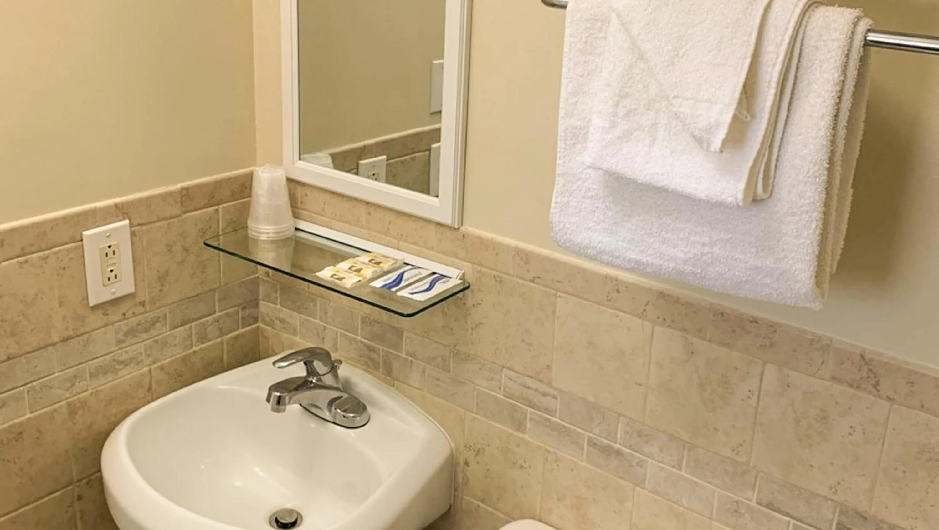 Bathroom in Hampton Motor Inn