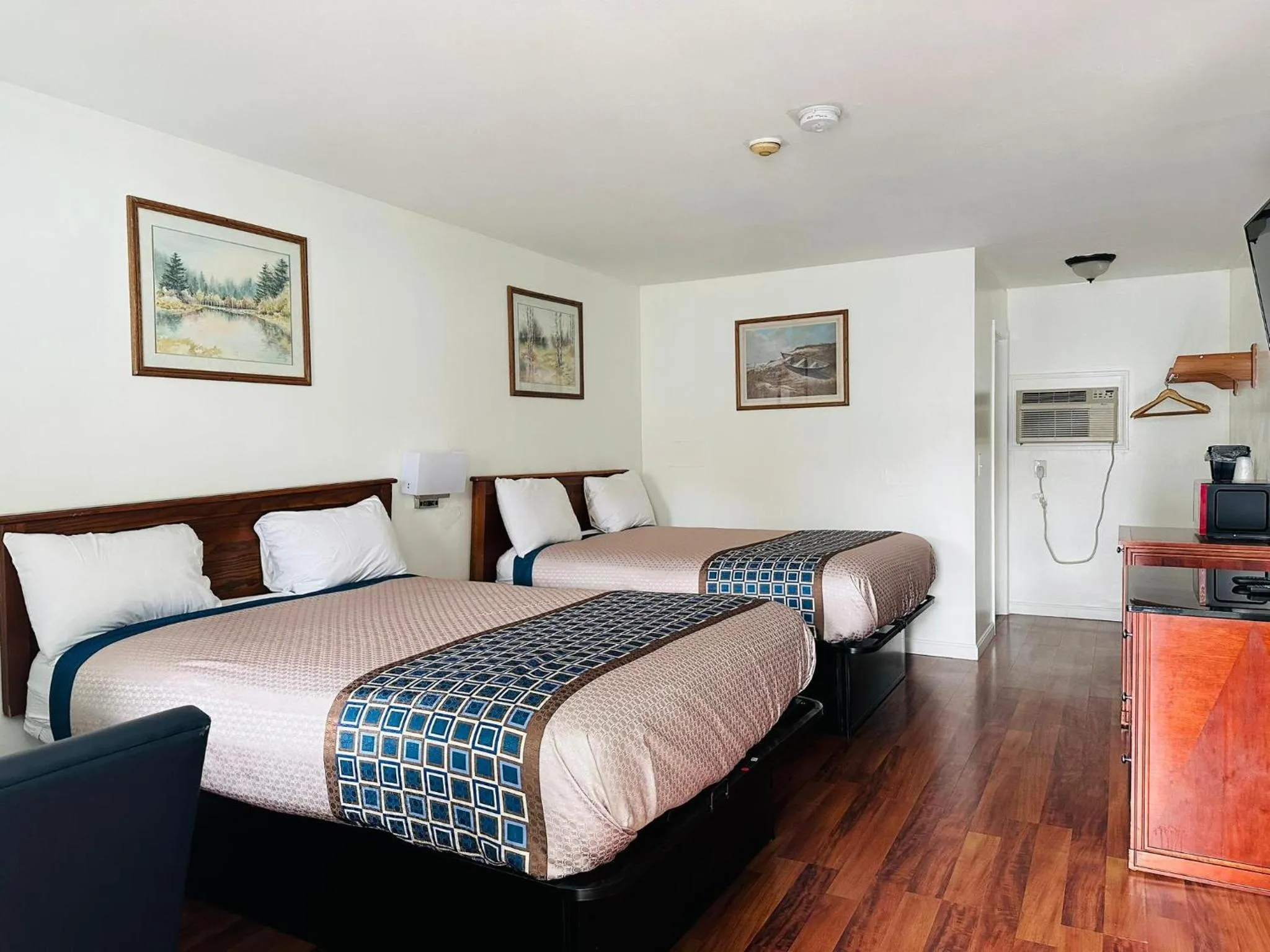 Bed in Hampton Motor Inn