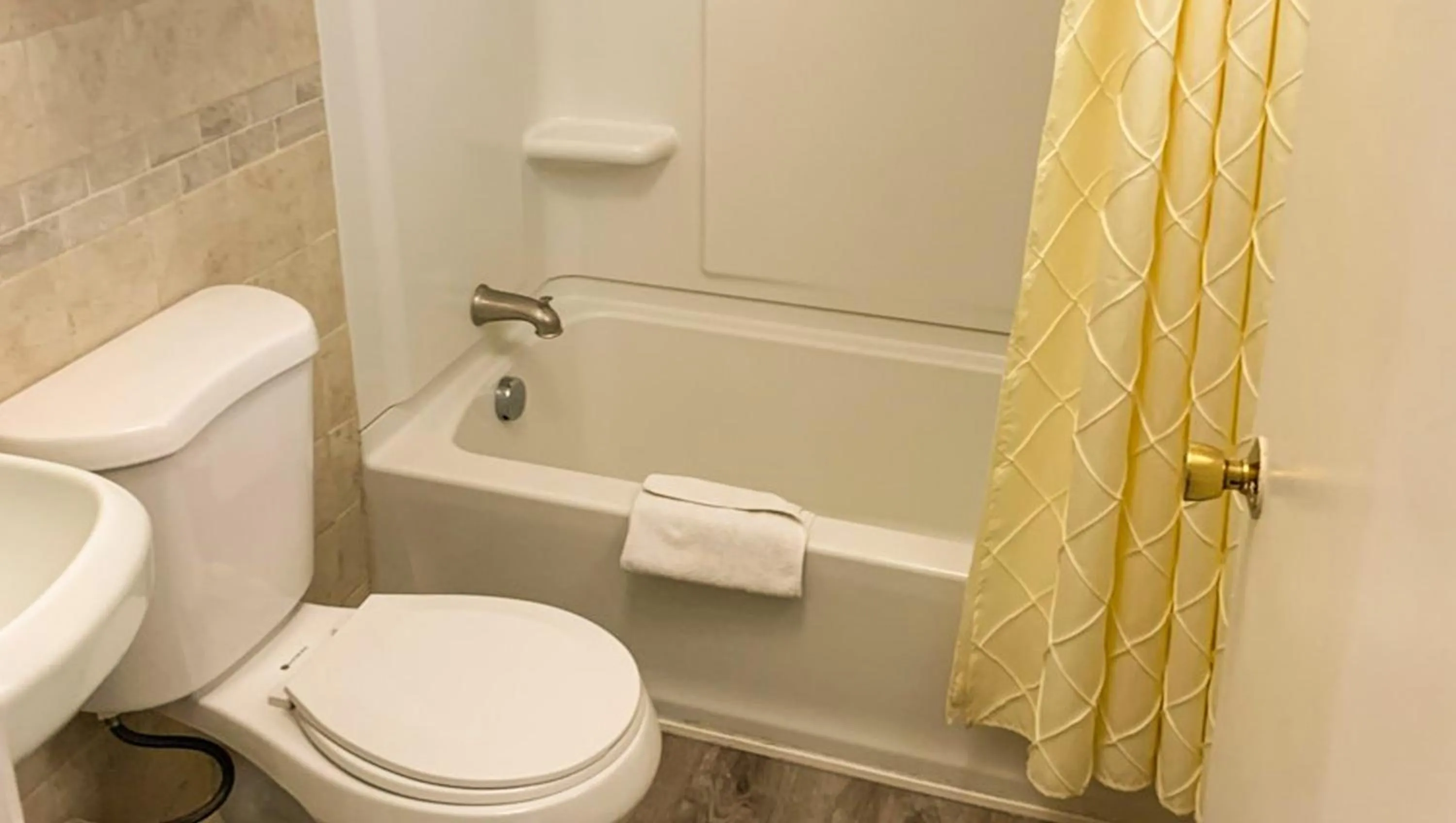 Bathroom in Hampton Motor Inn