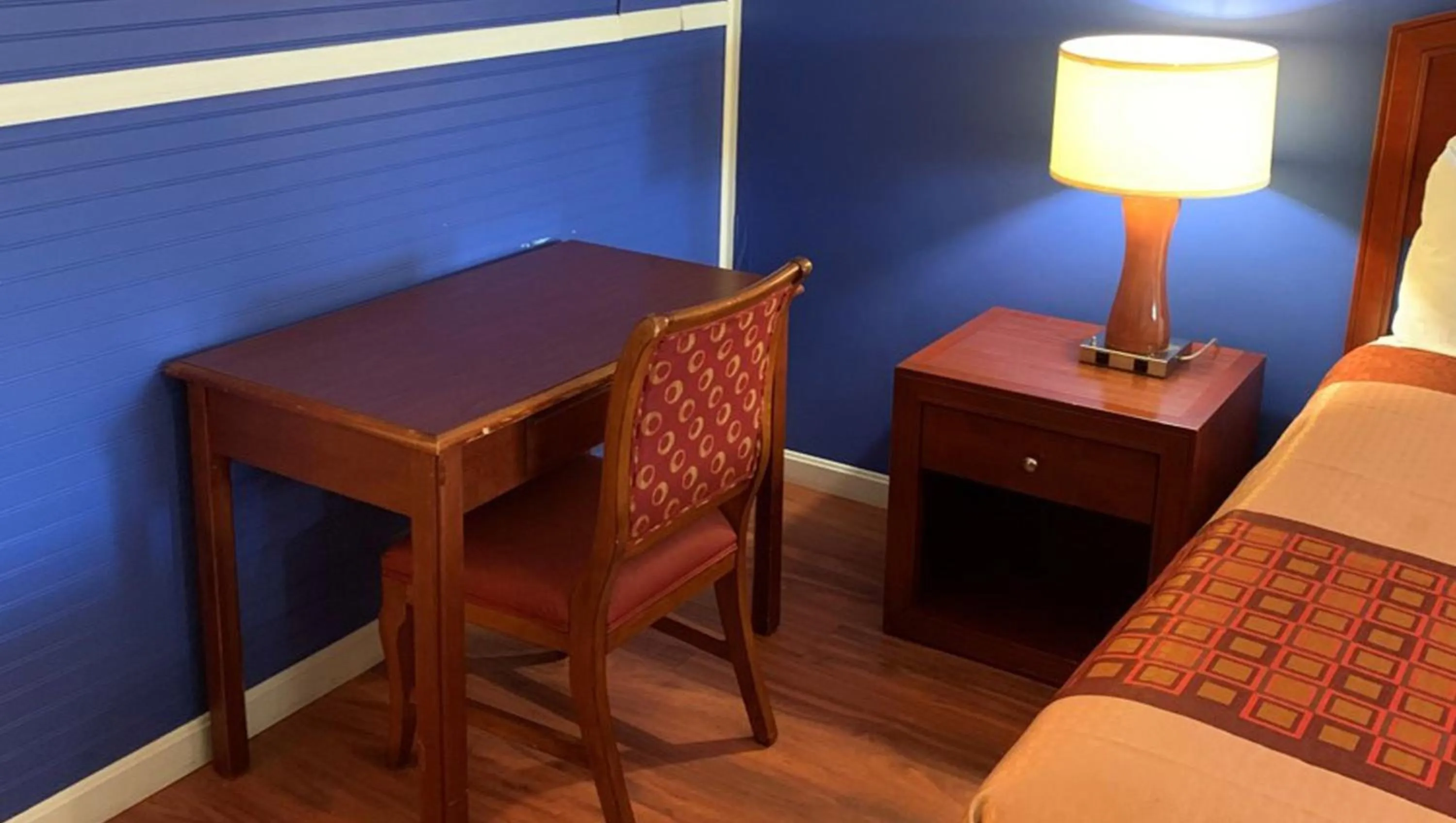 Bedroom in Hampton Motor Inn