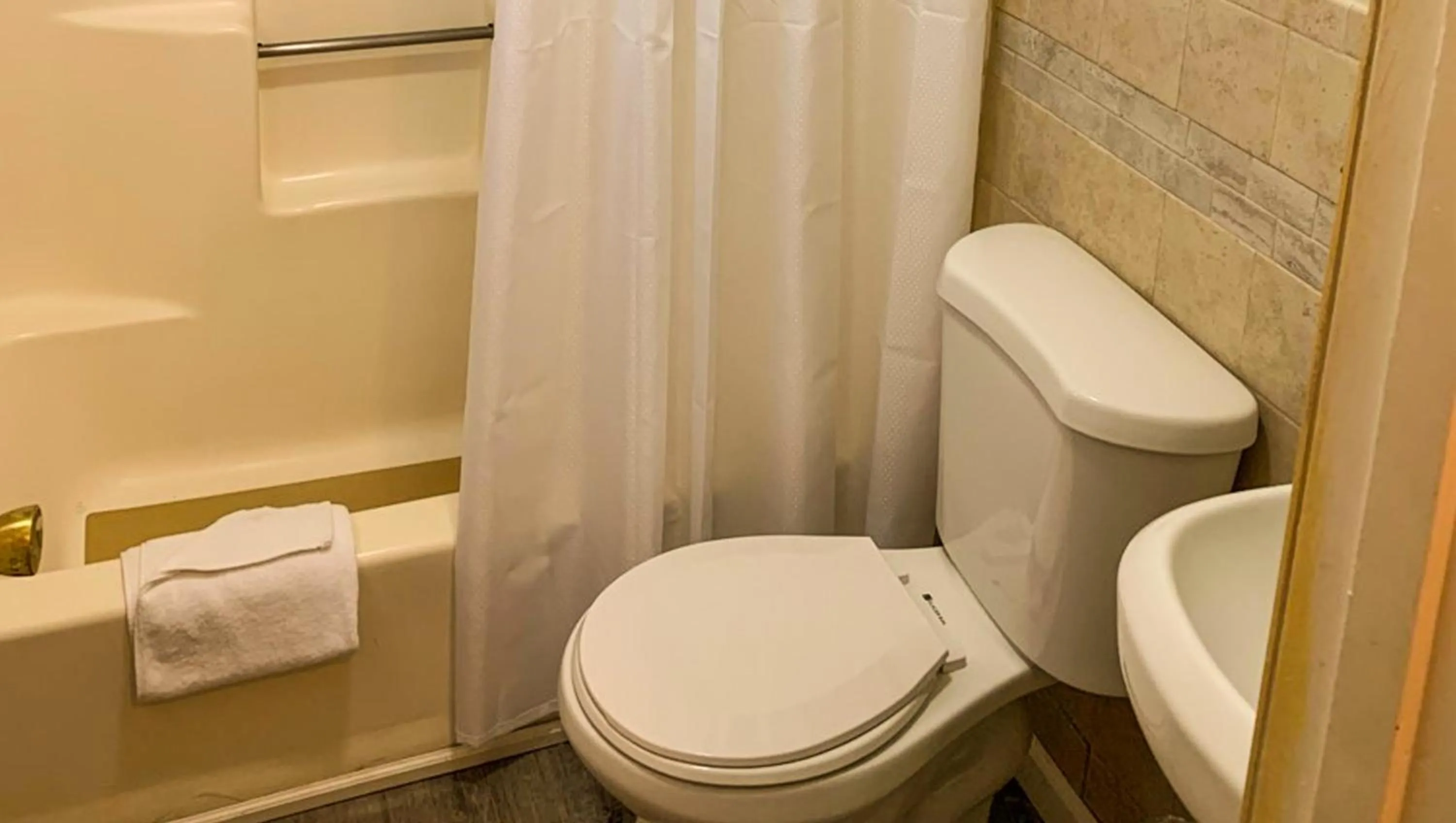 Bathroom in Hampton Motor Inn