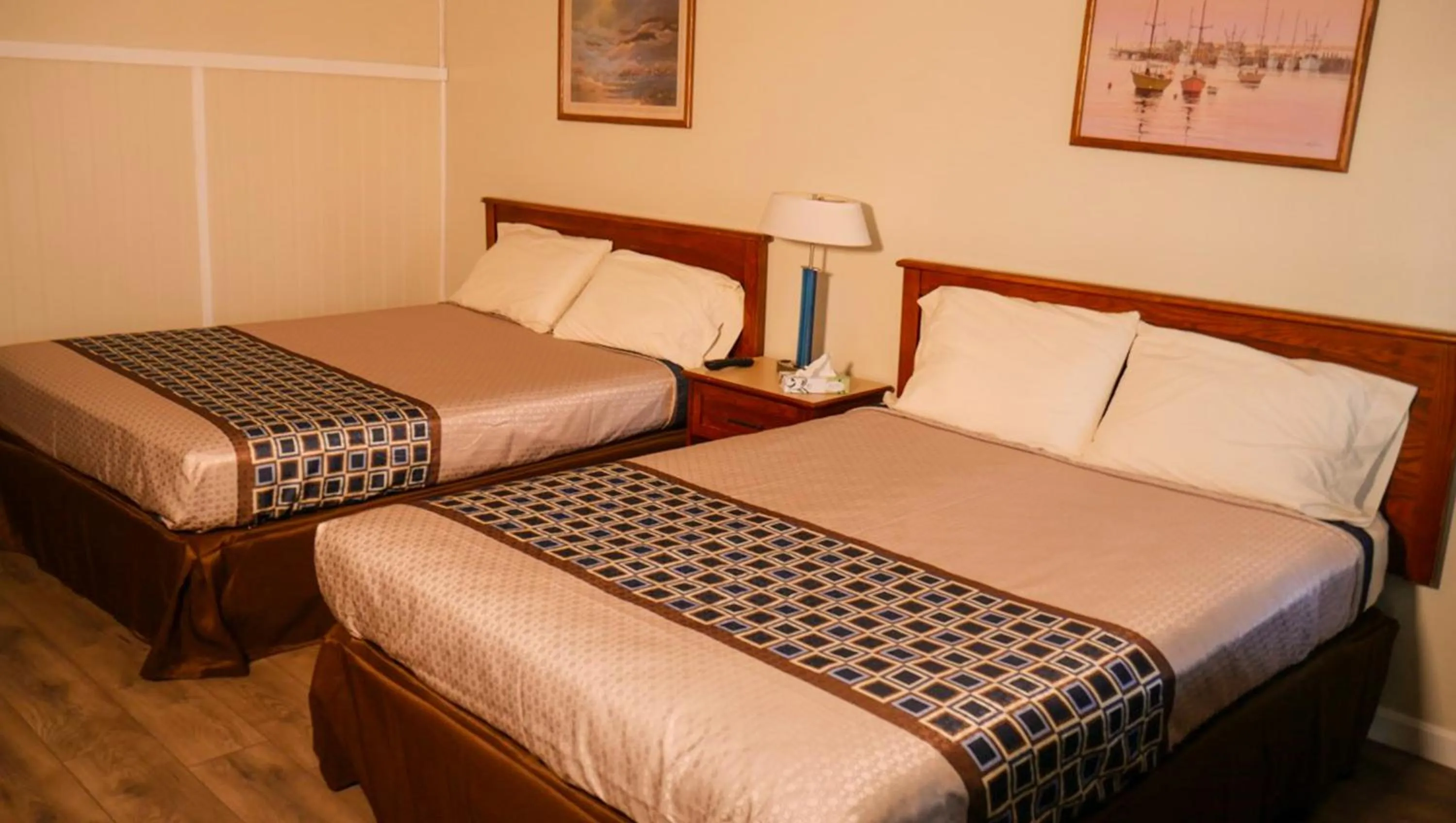 Bedroom, Bed in Hampton Motor Inn